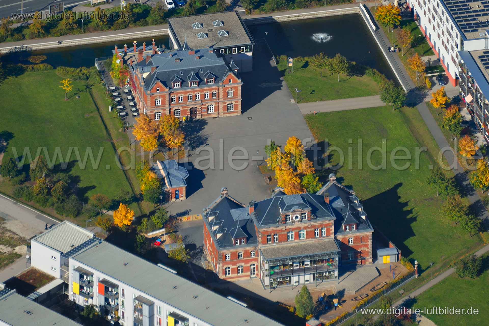 Titel: Villa Leon, Bildnummer: n075530, Ort / Stadt: Nürnberg, (Land)Kreis: kreisfreie Stadt Nürnberg, Regierungsbezirk: Mittelfranken, Bundesland: Bayern, Aufnahmedatum: 19.10.2013, Schlagwörter: Luftbild, Luftbilder, Luftbildfotografie, Luftaufnahme, Luftbildaufnahme, Luftfoto, Vogelperspektive, Vogelansicht, Deutschland, Schräg- und Senkrecht-Luftaufnahmen, Orthofotografie, Villa Leon, ehem. Schlachthof, Rothenburger Straße, St. Leonhard, Josef-Carl-Grund-Straße, Schlachthofstraße, Holzschuhe