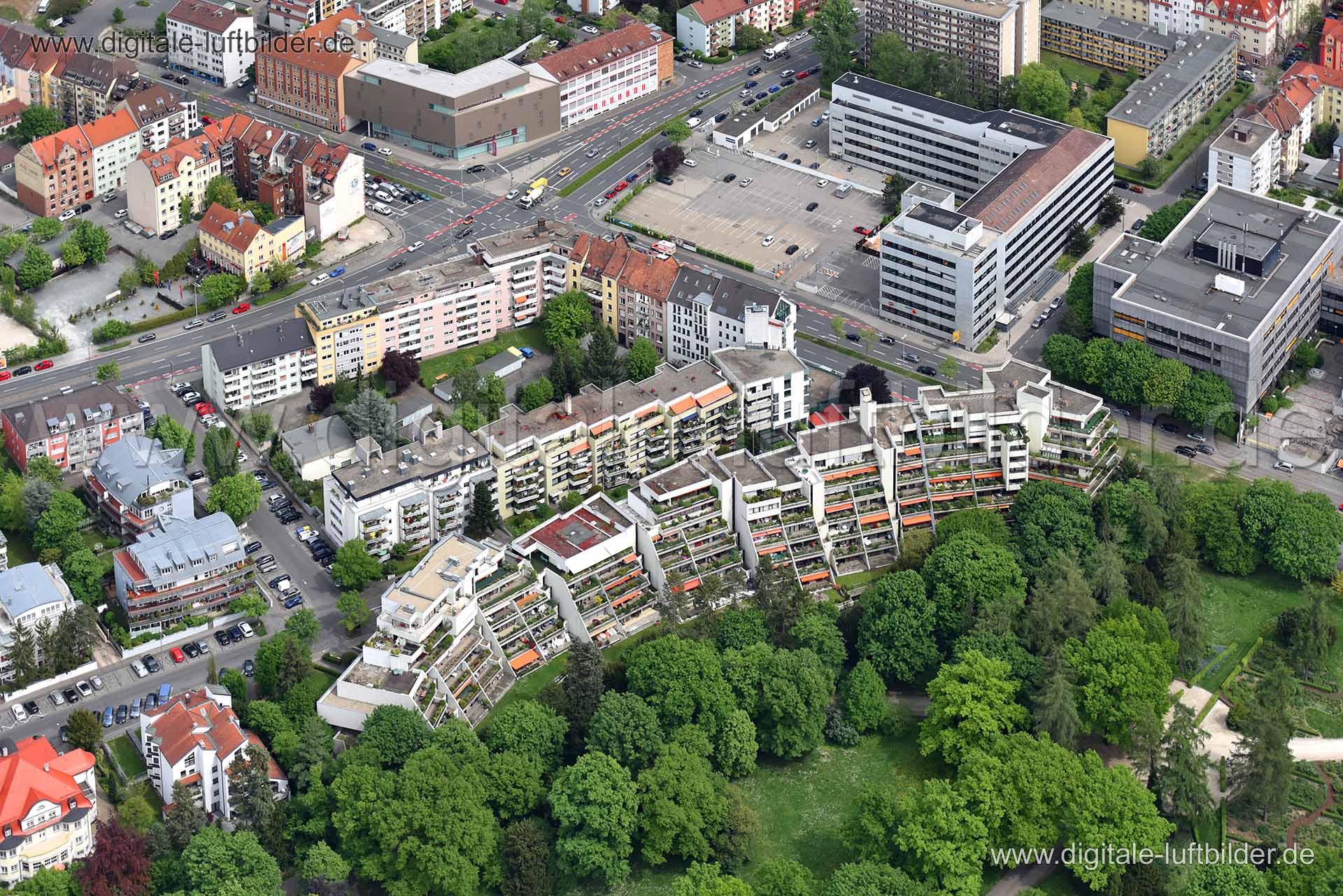 Titel: Virchowstraße, Bildnummer: n144960, Ort / Stadt: Nürnberg, (Land)Kreis: kreisfreie Stadt Nürnberg, Regierungsbezirk: Mittelfranken, Bundesland: Bayern, Aufnahmedatum: 11.05.2015, Schlagwörter: Luftbild, Luftbilder, Luftbildfotografie, Luftaufnahme, Luftbildaufnahme, Luftfoto, Vogelperspektive, Vogelansicht, Deutschland, Schräg- und Senkrecht-Luftaufnahmen, Orthofotografie, Virchowstraße, 90409, Maxfeld, Hintermayrstraße, Äußere-Bayreuther-Straße, Welserstraße, Balkon, Architektur, Schoppe
