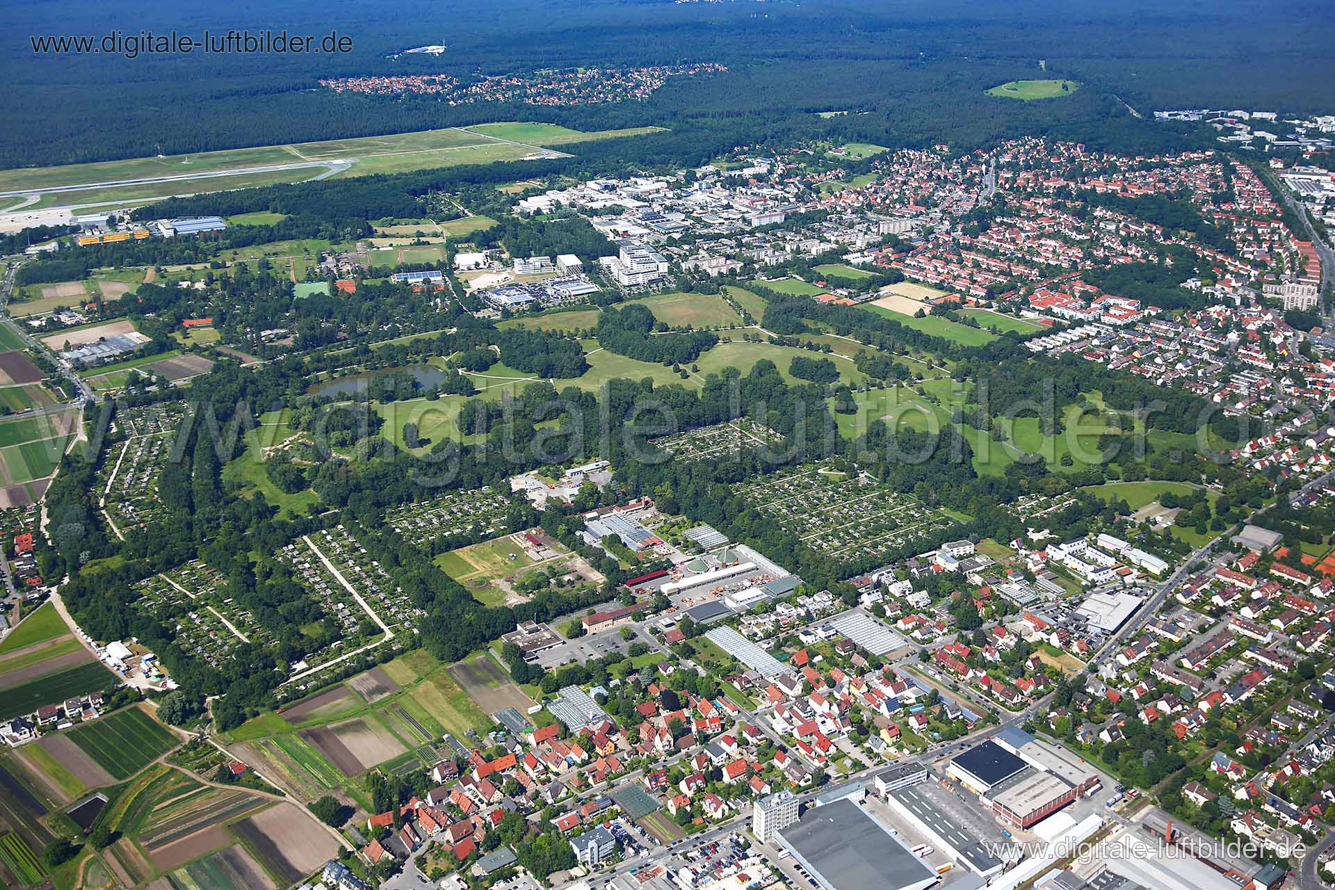 Titel: Volkspark Marienbergpark, Bildnummer: c226840, Ort / Stadt: Nürnberg, (Land)Kreis: kreisfreie Stadt Nürnberg, Regierungsbezirk: Mittelfranken, Bundesland: Bayern, Aufnahmedatum: 23.06.2016, Schlagwörter: Luftbild, Luftbilder, Luftbildfotografie, Luftaufnahme, Luftbildaufnahme, Luftfoto, Vogelperspektive, Vogelansicht, Deutschland, Schräg- und Senkrecht-Luftaufnahmen, Orthofotografie, Volkspark Marienbergpark, Marienberg, Park, Ziegelstein, Rollnerstraße, Panorama, Flughafen, Lohe, Großreu
