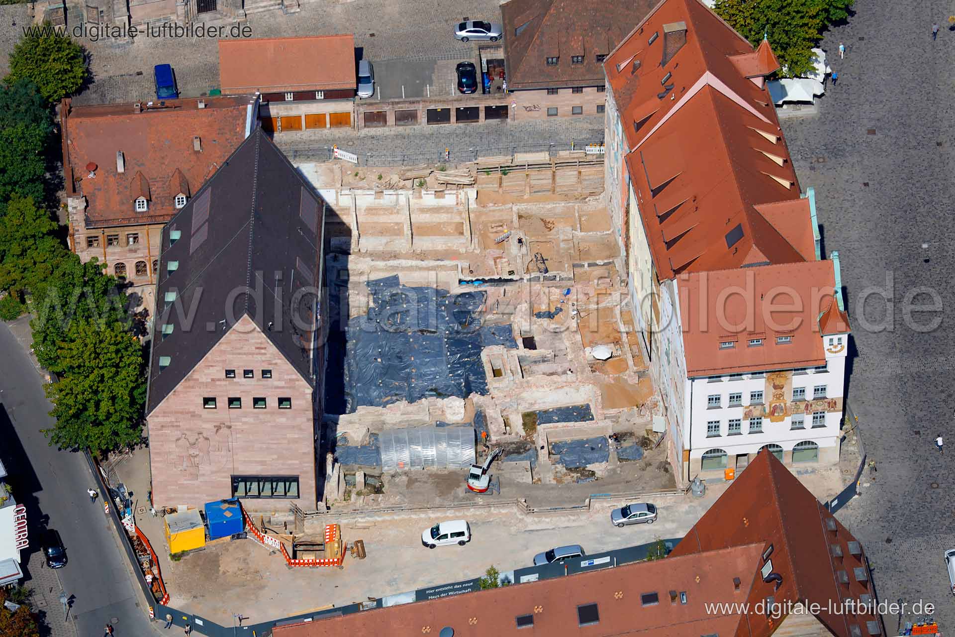 Titel: Waaggasse, Bildnummer: c156410, Ort / Stadt: Nürnberg, (Land)Kreis: kreisfreie Stadt Nürnberg, Regierungsbezirk: Mittelfranken, Bundesland: Bayern, Aufnahmedatum: 26.08.2015, Schlagwörter: Luftbild, Luftbilder, Luftbildfotografie, Luftaufnahme, Luftbildaufnahme, Luftfoto, Vogelperspektive, Vogelansicht, Deutschland, Schräg- und Senkrecht-Luftaufnahmen, Orthofotografie, IHK, Ausgrabungen, Abriss, Archäologie, Altstadt, Ausgrabungsstätte, Denkmalschutz, Industrie- und Handelskammer, Gewerbe