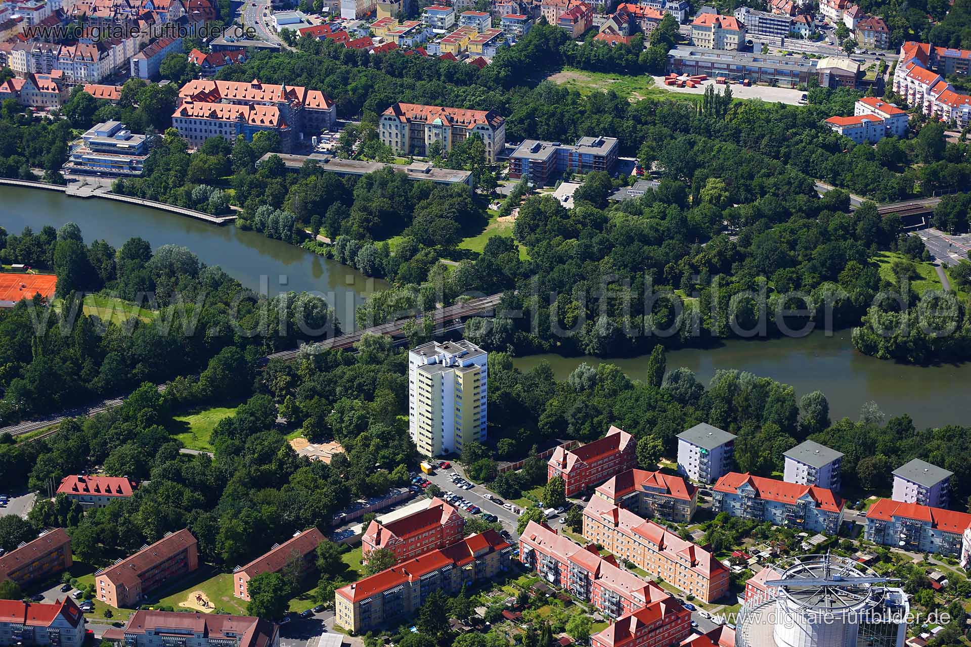Titel: Wagenseilstraße, Bildnummer: c225590, Ort / Stadt: Nürnberg, (Land)Kreis: kreisfreie Stadt Nürnberg, Regierungsbezirk: Mittelfranken, Bundesland: Bayern, Aufnahmedatum: 23.06.2016, Schlagwörter: Luftbild, Luftbilder, Luftbildfotografie, Luftaufnahme, Luftbildaufnahme, Luftfoto, Vogelperspektive, Vogelansicht, Deutschland, Schräg- und Senkrecht-Luftaufnahmen, Orthofotografie, Wagenseilstraße, Hochhaus, Wöhrd, Wöhrder See, Wastl, Sebastianspital, Wurfbeinstraße, Marthastraße, Erhardstraße,