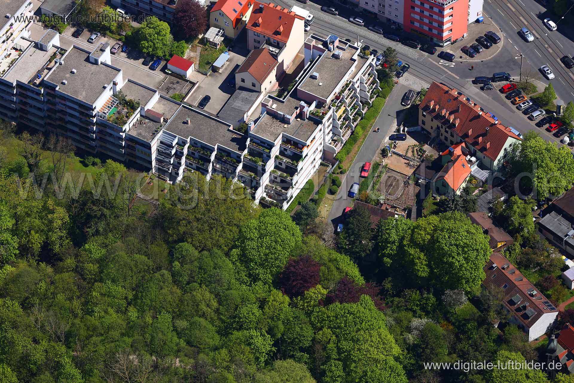 Titel: Weigelshofer Weg, Bildnummer: c210920, Ort / Stadt: Nürnberg, (Land)Kreis: kreisfreie Stadt Nürnberg, Regierungsbezirk: Mittelfranken, Bundesland: Bayern, Aufnahmedatum: 04.05.2016, Schlagwörter: Luftbild, Luftbilder, Luftbildfotografie, Luftaufnahme, Luftbildaufnahme, Luftfoto, Vogelperspektive, Vogelansicht, Deutschland, Schräg- und Senkrecht-Luftaufnahmen, Orthofotografie, Weigelshofer Weg, Mögeldorfer Hauptstraße, Ostendstraße, Monat: Mai, Jahreszeit: Sommer, Tageszeit: Mittag / Nachm