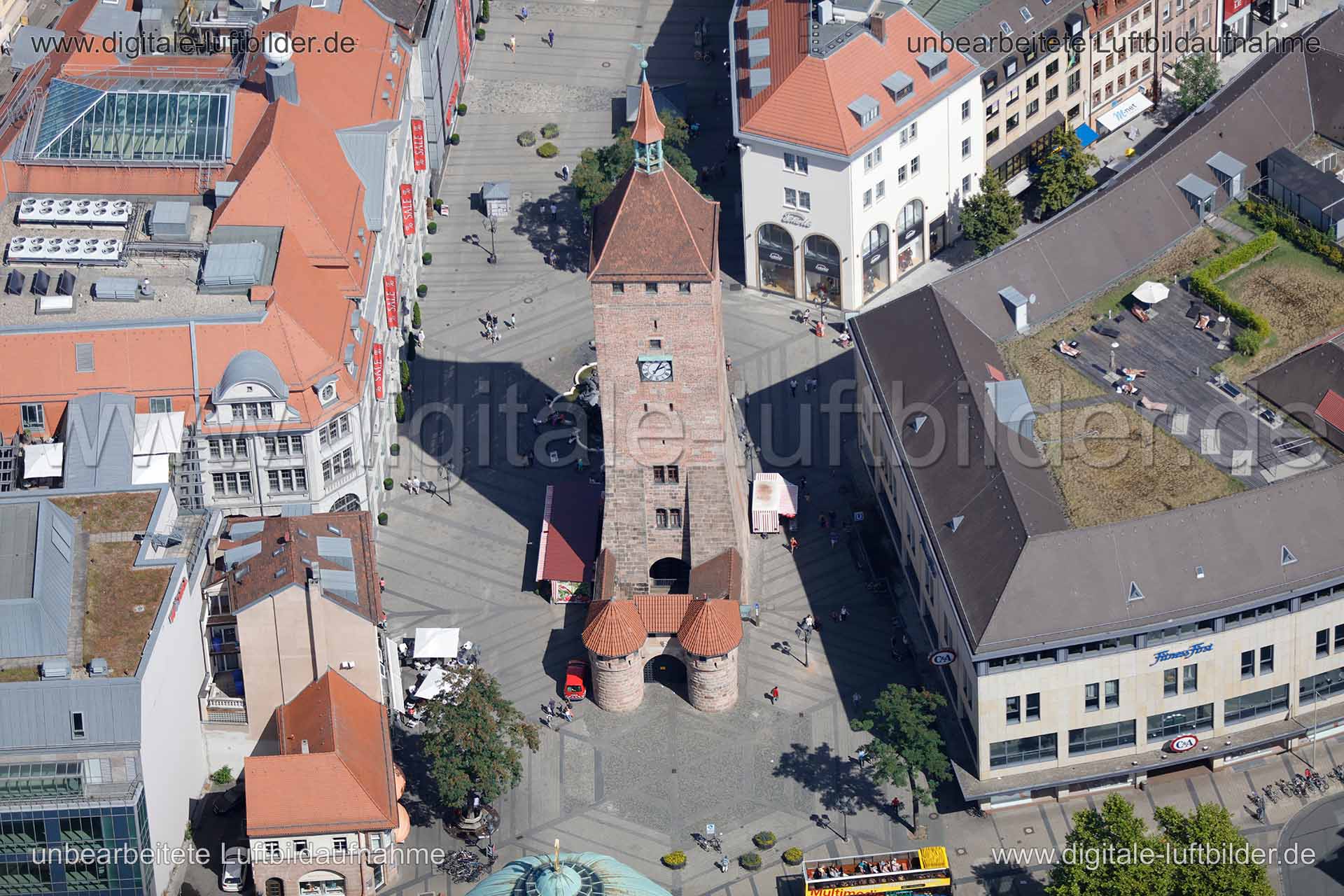 Titel: Weißer Turm, Bildnummer: c156270, Ort / Stadt: Nürnberg, (Land)Kreis: kreisfreie Stadt Nürnberg, Regierungsbezirk: Mittelfranken, Bundesland: Bayern, Aufnahmedatum: 26.08.2015, Schlagwörter: Luftbild, Luftbilder, Luftbildfotografie, Luftaufnahme, Luftbildaufnahme, Luftfoto, Vogelperspektive, Vogelansicht, Deutschland, Schräg- und Senkrecht-Luftaufnahmen, Orthofotografie, Weißer Turm, Breite Gasse, Innenstadt, Altstadt, 90403, Monat: August, Jahreszeit: Sommer, Tageszeit: Mittag / Nachmitt