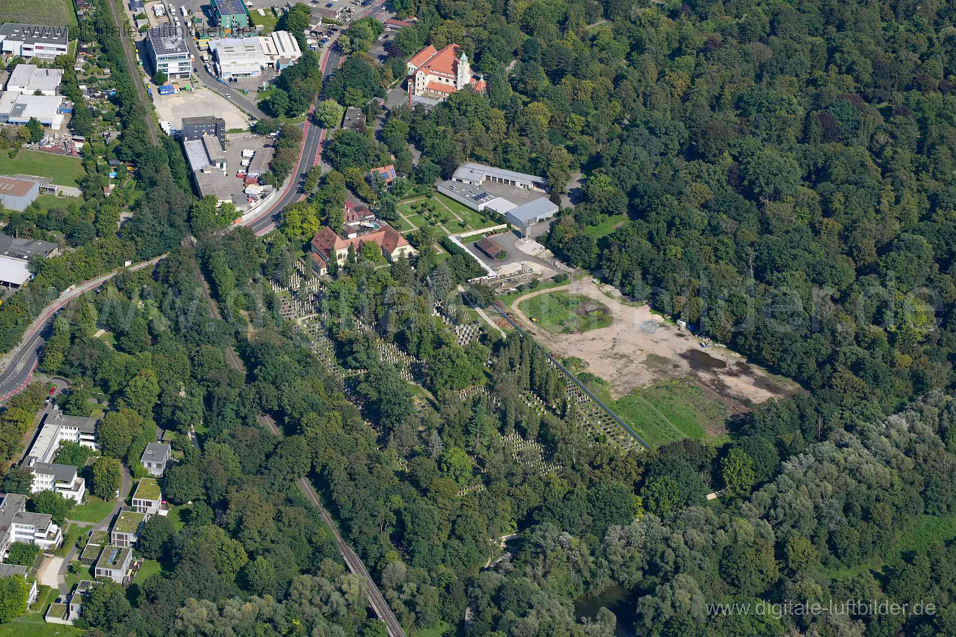 Titel: Westfriedhof, Bildnummer: n525460, Ort / Stadt: Nürnberg, (Land)Kreis: kreisfreie Stadt Nürnberg, Regierungsbezirk: Mittelfranken, Bundesland: Bayern, Aufnahmedatum: 20.08.2023, Schlagwörter: Deutschland, 90419, 90425, 90427, Am Nordwestbahnhof, Dorfäckerstraße, Lemgoer Straße, Nordwestring, Nürnberg, Schnieglinger Straße, Westfriedhof, Friedhof, Schniegling, Monat: August, Jahreszeit: Sommer, Tageszeit: Vormittag / Mittag, Jahr: 2023, Flug ID: 20230820, Bildstatus: unbearbeitetes Rohbild