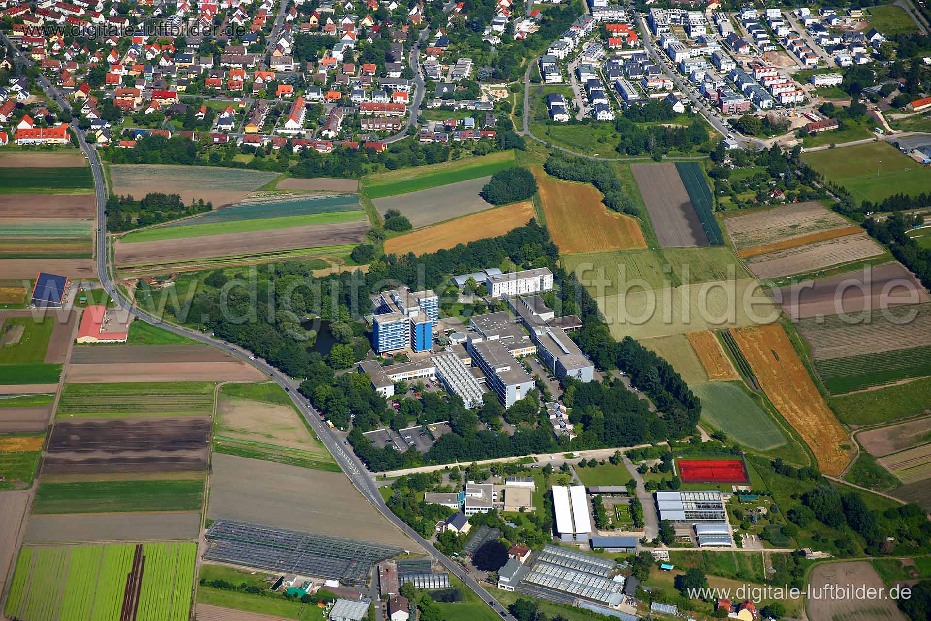 Titel: Wetzendorf, Bildnummer: c227110, Ort / Stadt: Nürnberg, (Land)Kreis: kreisfreie Stadt Nürnberg, Regierungsbezirk: Mittelfranken, Bundesland: Bayern, Aufnahmedatum: 23.06.2016, Schlagwörter: Luftbild, Luftbilder, Luftbildfotografie, Luftaufnahme, Luftbildaufnahme, Luftfoto, Vogelperspektive, Vogelansicht, Deutschland, Schräg- und Senkrecht-Luftaufnahmen, Orthofotografie, Wetzendorf, Berufsförderungswerk Nünrberg, Schleswiger Straße, Wachtelstraße, Knoblauchsland, Acker, Äcker, Landwirtscha
