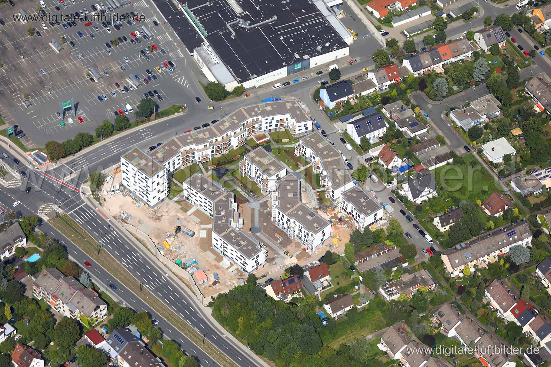 Titel: Wilhelmshavener Straße, Bildnummer: c244600, Ort / Stadt: Nürnberg, (Land)Kreis: kreisfreie Stadt Nürnberg, Regierungsbezirk: Mittelfranken, Bundesland: Bayern, Aufnahmedatum: 15.08.2017, Schlagwörter: Luftbild, Luftbilder, Luftbildfotografie, Luftaufnahme, Luftbildaufnahme, Luftfoto, Vogelperspektive, Vogelansicht, Deutschland, Schräg- und Senkrecht-Luftaufnahmen, Orthofotografie, Wilhelmshavener Straße, Erlanger Straße, Emdener Straße, Auricher Straße, Helgolander Straße, Baustelle, Neu