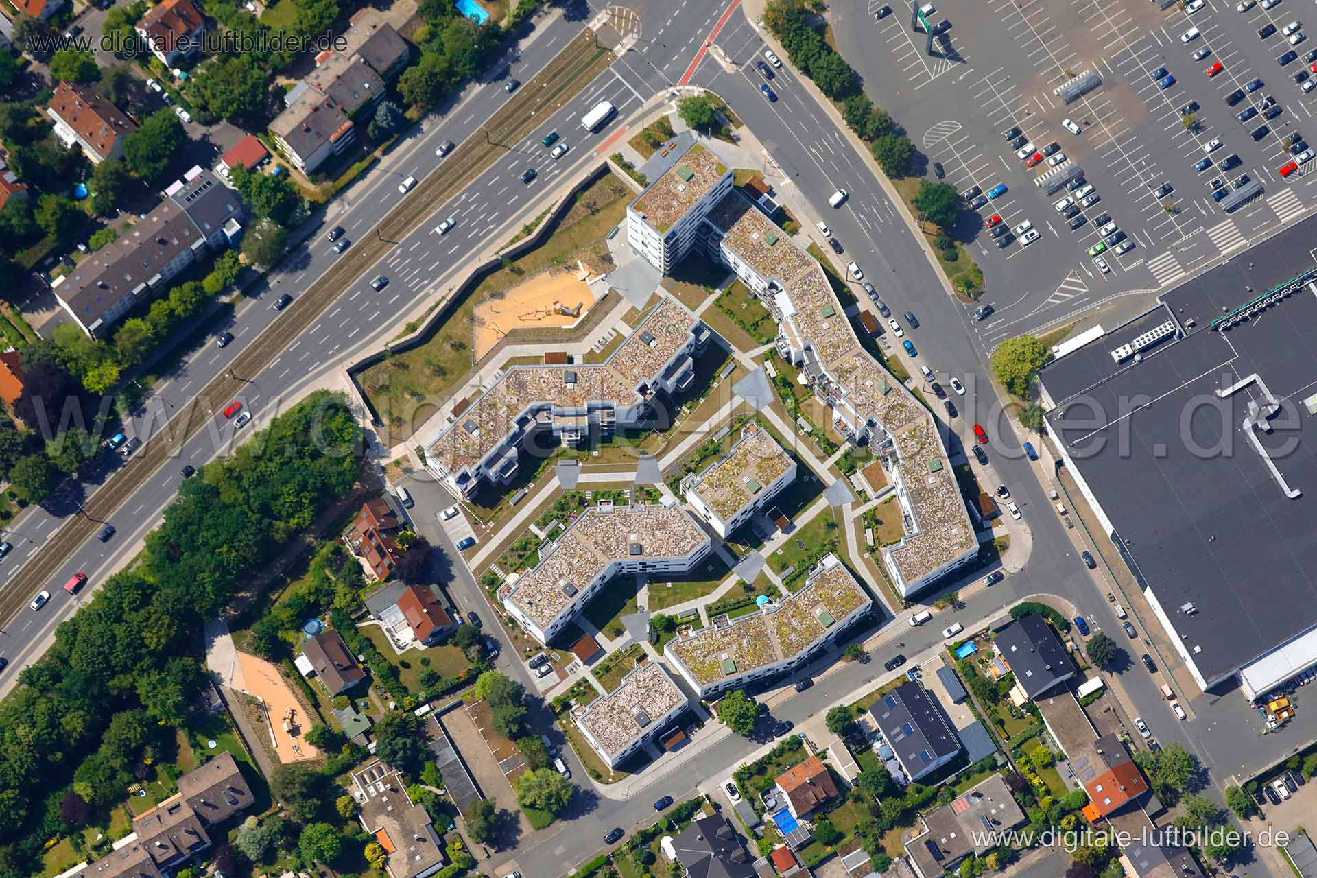 Titel: Wilhelmshavener Straße, Bildnummer: c312770, Ort / Stadt: Nürnberg, (Land)Kreis: kreisfreie Stadt Nürnberg, Regierungsbezirk: Mittelfranken, Bundesland: Bayern, Aufnahmedatum: 26.06.2019, Schlagwörter: Luftbild, Luftbilder, Luftbildfotografie, Luftaufnahme, Luftbildaufnahme, Luftfoto, Vogelperspektive, Vogelansicht, Deutschland, Schräg- und Senkrecht-Luftaufnahmen, Orthofotografie, 90425, Wilhelmshavener Straße, Emdener Straße, Baltrumer Straße, Auricher Straße, Neubau, Marktkauf, ehem. M
