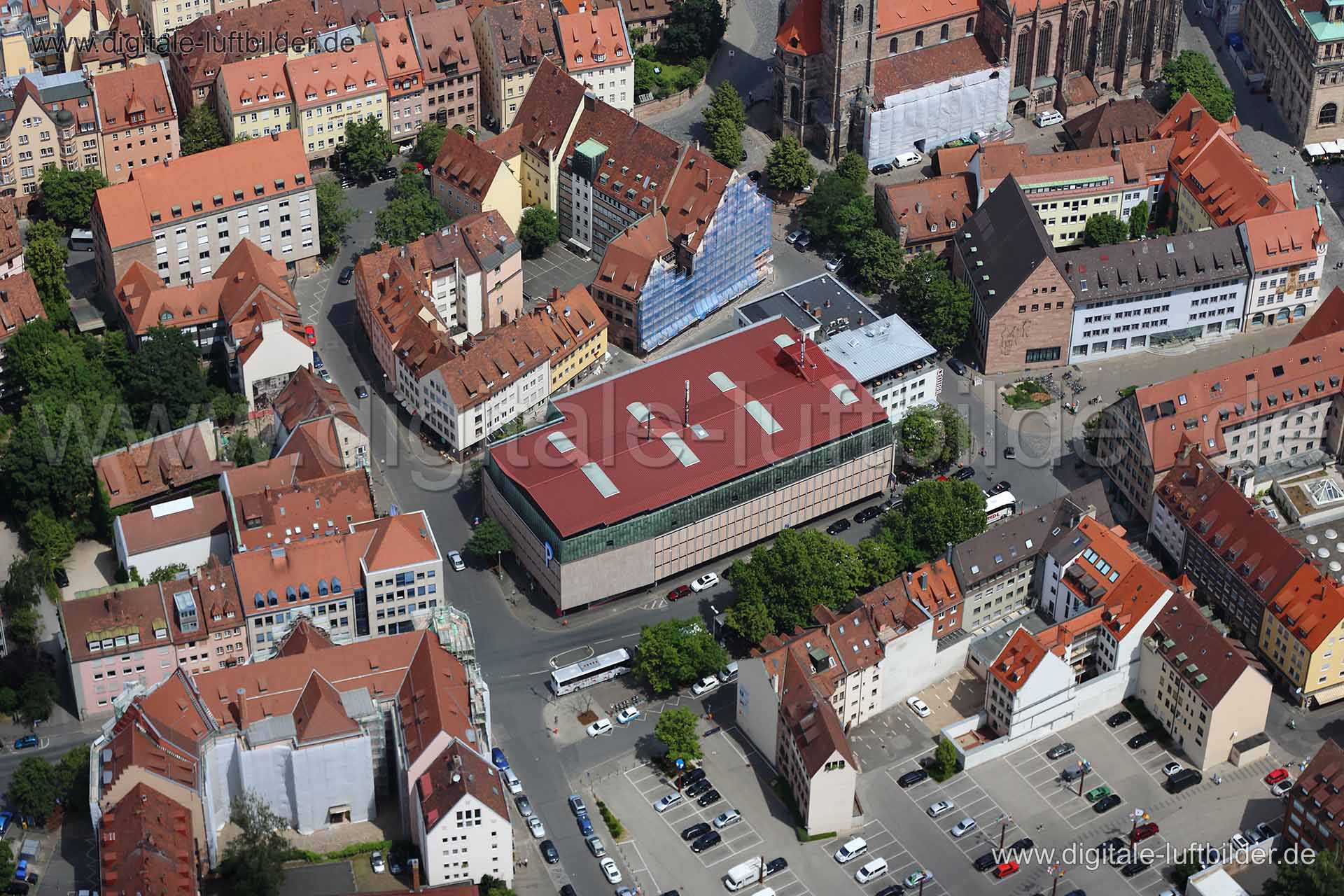 Titel: Winklerstraße, Bildnummer: c110030, Ort / Stadt: Nürnberg, (Land)Kreis: kreisfreie Stadt Nürnberg, Regierungsbezirk: Mittelfranken, Bundesland: Bayern, Aufnahmedatum: 19.06.2014, Schlagwörter: Luftbild, Luftbilder, Luftbildfotografie, Luftaufnahme, Luftbildaufnahme, Luftfoto, Vogelperspektive, Vogelansicht, Deutschland, Schräg- und Senkrecht-Luftaufnahmen, Orthofotografie, Winklerstraße, Waaggasse, Parkhaus, Innenstadt, Altstadt, Augustinerhof, IHK, Industrie- und Handelskammer, Gewerbefl
