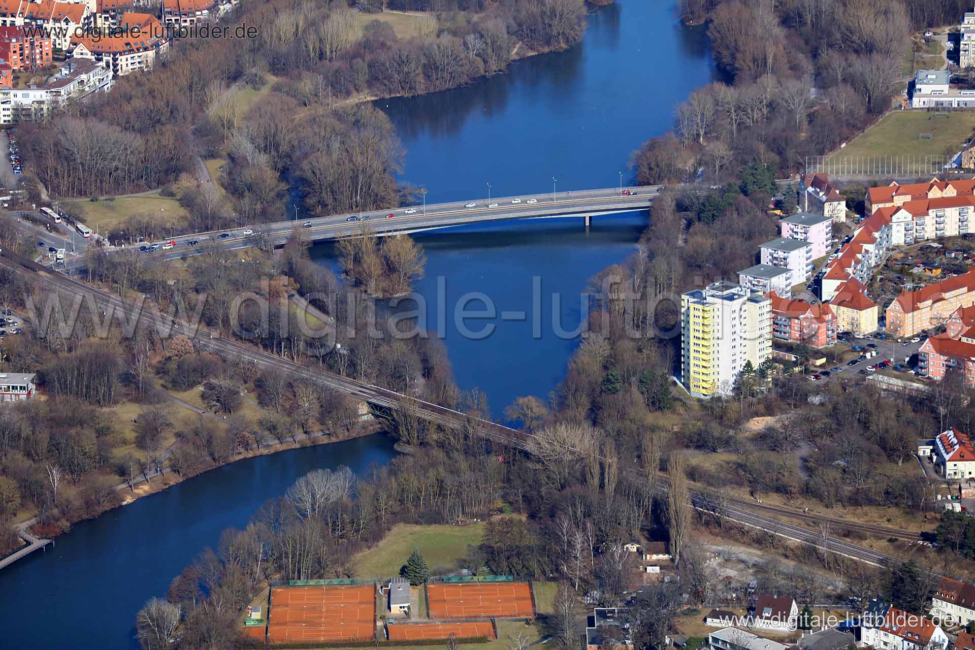 Titel: Wöhrder See, Bildnummer: c252920, Ort / Stadt: Nürnberg, (Land)Kreis: kreisfreie Stadt Nürnberg, Regierungsbezirk: Mittelfranken, Bundesland: Bayern, Aufnahmedatum: 21.03.2018, Schlagwörter: Luftbild, Luftbilder, Luftbildfotografie, Luftaufnahme, Luftbildaufnahme, Luftfoto, Vogelperspektive, Vogelansicht, Deutschland, Schräg- und Senkrecht-Luftaufnahmen, Orthofotografie, Wöhrder See, Dr.-Gustav-Heinemann-Brücke, Erhardstraße, Gewässer, yyy, Monat: März, Jahreszeit: Frühling, Tageszeit: Mi