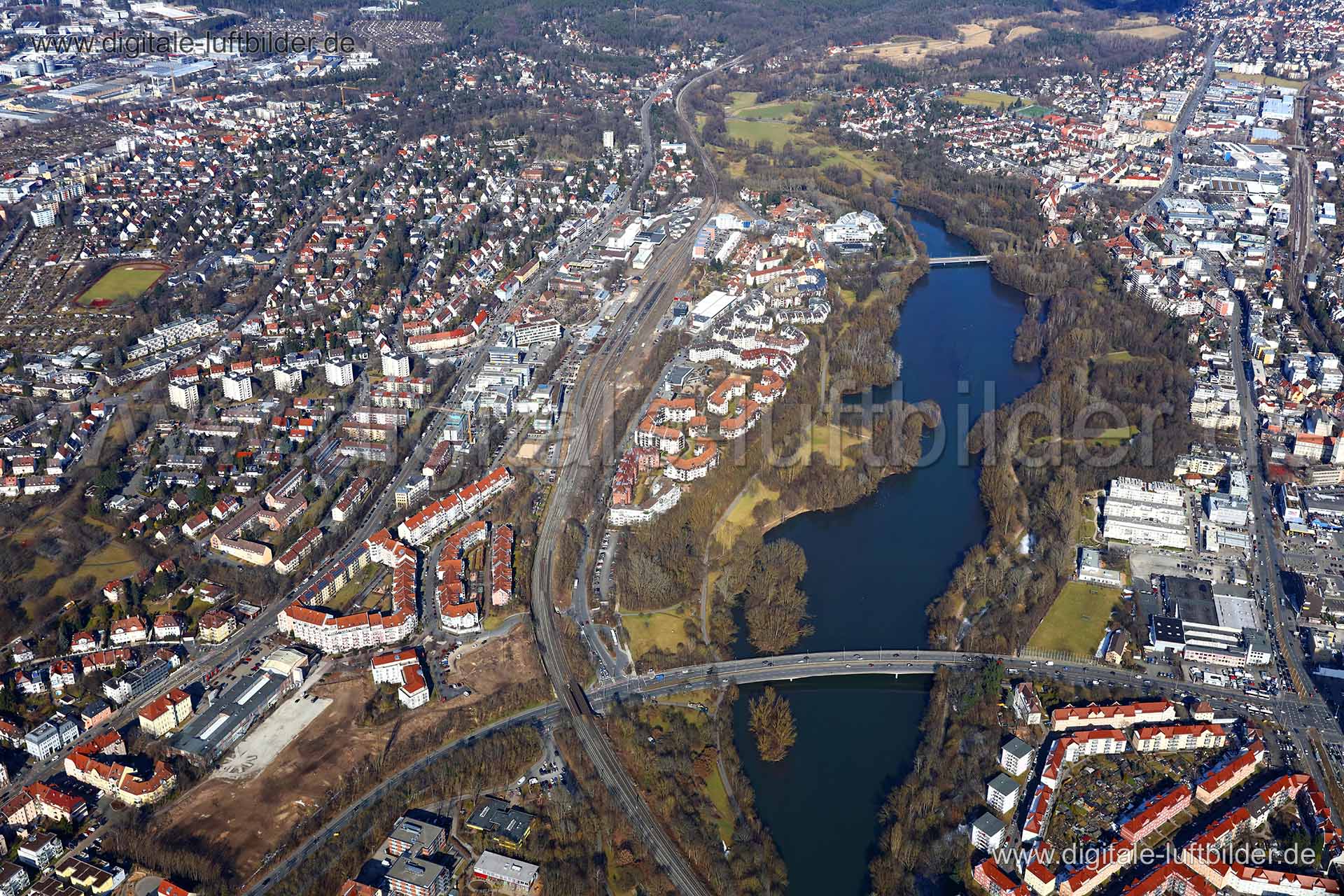 Titel: Wöhrder See, Bildnummer: c253510, Ort / Stadt: Nürnberg, (Land)Kreis: kreisfreie Stadt Nürnberg, Regierungsbezirk: Mittelfranken, Bundesland: Bayern, Aufnahmedatum: 21.03.2018, Schlagwörter: Luftbild, Luftbilder, Luftbildfotografie, Luftaufnahme, Luftbildaufnahme, Luftfoto, Vogelperspektive, Vogelansicht, Deutschland, Schräg- und Senkrecht-Luftaufnahmen, Orthofotografie, Wöhrder See, Dr.-Gustav-Heinemann-Brücke, Ludwig-Erhard-Brücke, St. Jobst, Ostendstraße, Äußere-Sulzbacher-Straße, Erle