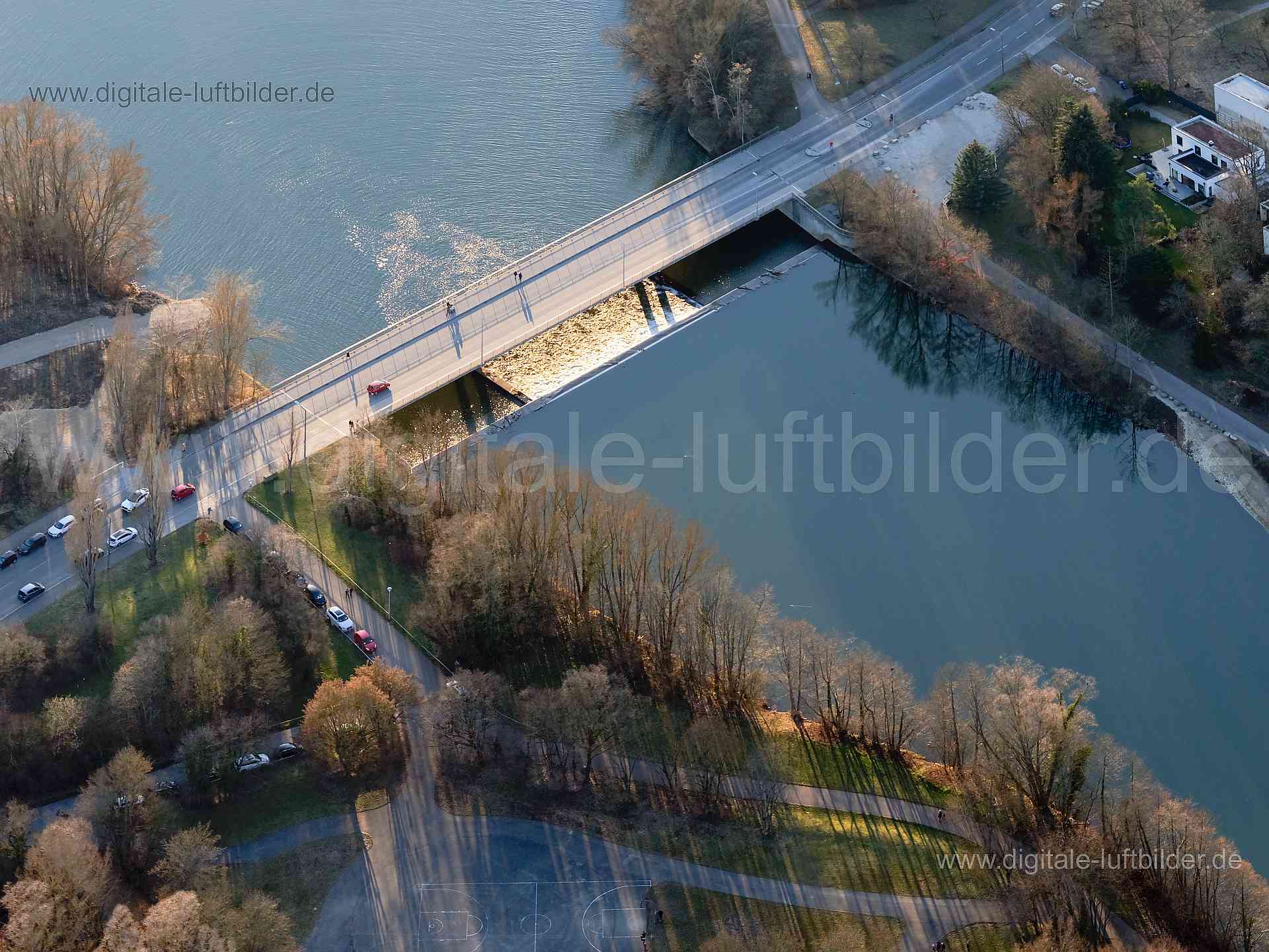 Titel: Wöhrder See, Bildnummer: f404960, Ort / Stadt: Nürnberg, (Land)Kreis: kreisfreie Stadt Nürnberg, Regierungsbezirk: Mittelfranken, Bundesland: Bayern, Aufnahmedatum: 06.03.2021, Schlagwörter: Luftbild, Luftbilder, Luftbildfotografie, Luftaufnahme, Luftbildaufnahme, Luftfoto, Vogelperspektive, Vogelansicht, Deutschland, Schräg- und Senkrecht-Luftaufnahmen, Orthofotografie, Wöhrder See, Ludwig-Erhard-Brücke, Flußstraße, Brücke, Thumenberger Weg, Pegnitz, Seewiesenweg, Monat: März, Jahreszeit