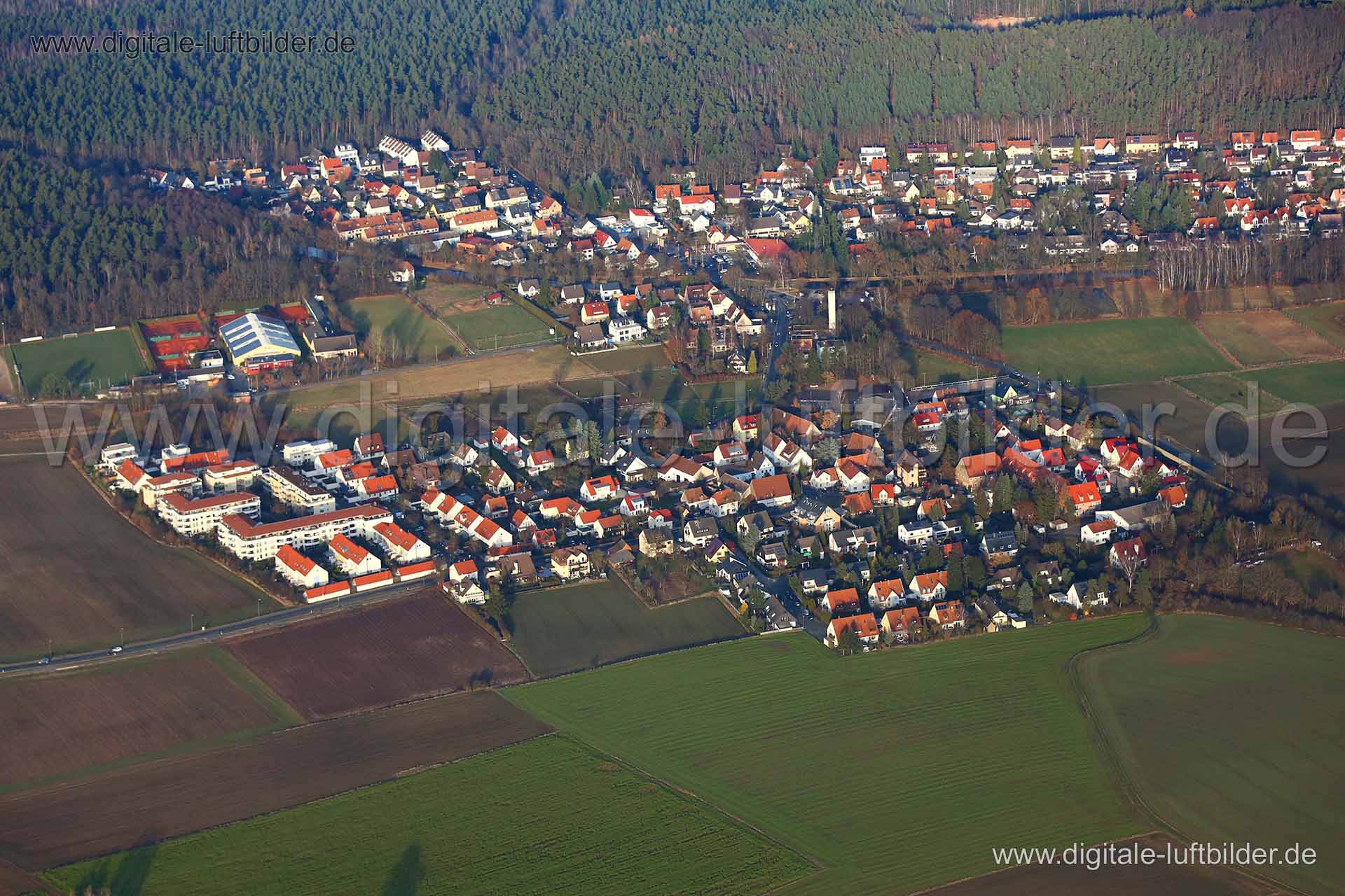 Titel: Worzeldorf, Bildnummer: c232380, Ort / Stadt: Nürnberg, (Land)Kreis: kreisfreie Stadt Nürnberg, Regierungsbezirk: Mittelfranken, Bundesland: Bayern, Aufnahmedatum: 08.12.2016, Schlagwörter: Luftbild, Luftbilder, Luftbildfotografie, Luftaufnahme, Luftbildaufnahme, Luftfoto, Vogelperspektive, Vogelansicht, Deutschland, Schräg- und Senkrecht-Luftaufnahmen, Orthofotografie, Worzeldorf, An der Radrunde, Gustav-Zindel-Straße, An der Breiting, Spitzwegstraße, Monat: Dezember, Jahreszeit: Winter,