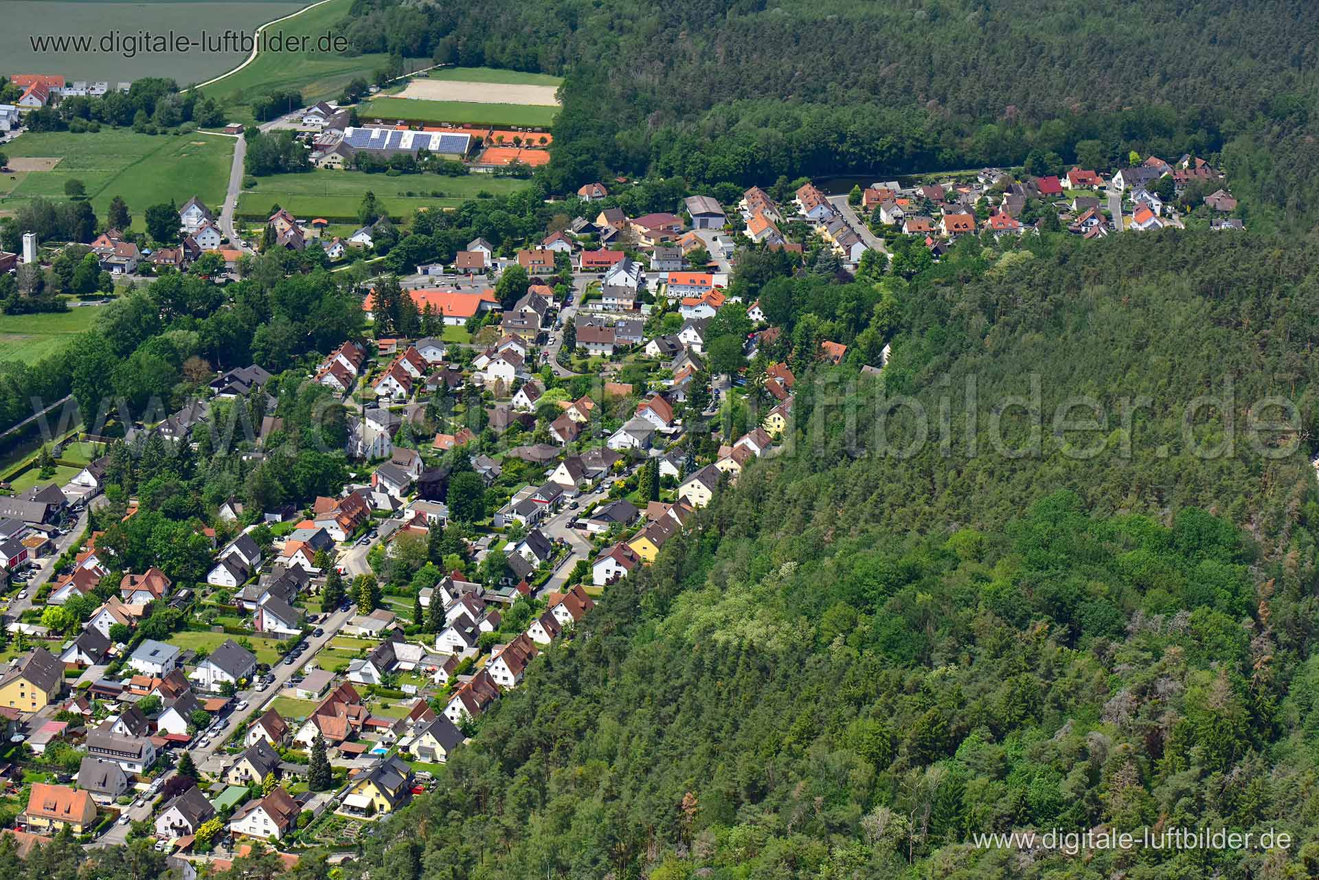 Titel: Worzeldorf, Bildnummer: n290790, Ort / Stadt: Nürnberg, (Land)Kreis: kreisfreie Stadt Nürnberg, Regierungsbezirk: Mittelfranken, Bundesland: Bayern, Aufnahmedatum: 02.06.2019, Schlagwörter: Luftbild, Luftbilder, Luftbildfotografie, Luftaufnahme, Luftbildaufnahme, Luftfoto, Vogelperspektive, Vogelansicht, Deutschland, Schräg- und Senkrecht-Luftaufnahmen, Orthofotografie, 90455, Spitzwegstraße, Friedrich-Overbeck-Straße, Klingerstraße, Worzeldorfer Hauptstraße, Worzeldorf, Monat: Juni, Jahr