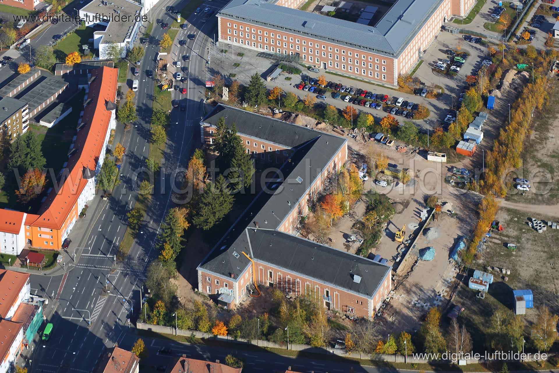 Titel: Z-Bau, Bildnummer: c122230, Ort / Stadt: Nürnberg, (Land)Kreis: kreisfreie Stadt Nürnberg, Regierungsbezirk: Mittelfranken, Bundesland: Bayern, Aufnahmedatum: 03.11.2014, Schlagwörter: Luftbild, Luftbilder, Luftbildfotografie, Luftaufnahme, Luftbildaufnahme, Luftfoto, Vogelperspektive, Vogelansicht, Deutschland, Schräg- und Senkrecht-Luftaufnahmen, Orthofotografie, Z-Bau, ehem. SS-Kaserne, Bayernstraße, Frankenstraße, Baustelle, Sanierung, Gewerbeflächen & Gewerbeimmobilien, Monat: Novemb