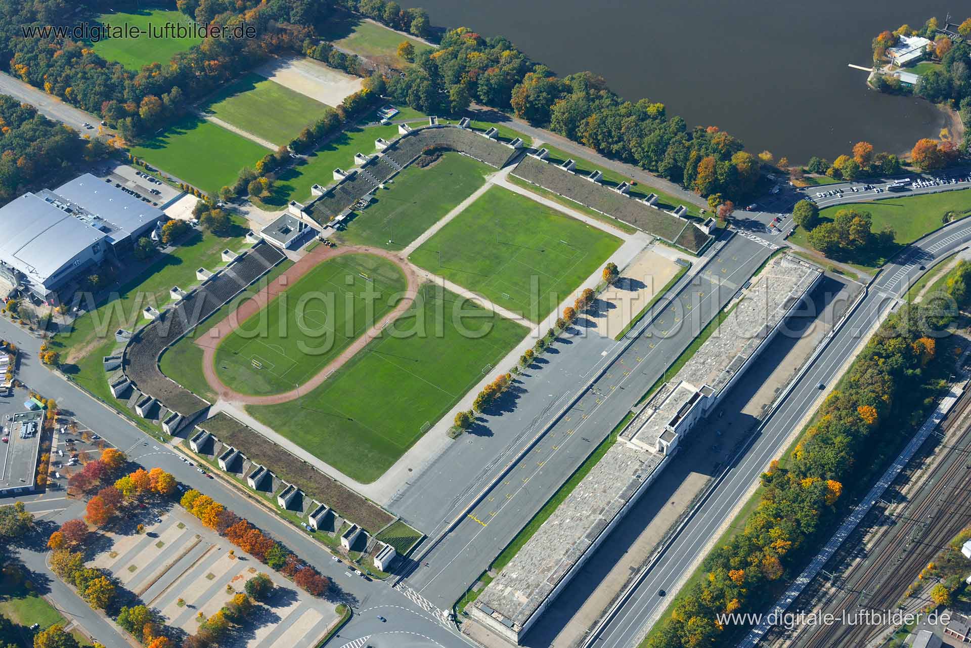 Titel: Zeppelinfeld & Steintribüne, Bildnummer: n076570, Ort / Stadt: Nürnberg, (Land)Kreis: kreisfreie Stadt Nürnberg, Regierungsbezirk: Mittelfranken, Bundesland: Bayern, Aufnahmedatum: 19.10.2013, Schlagwörter: Luftbild, Luftbilder, Luftbildfotografie, Luftaufnahme, Luftbildaufnahme, Luftfoto, Vogelperspektive, Vogelansicht, Deutschland, Schräg- und Senkrecht-Luftaufnahmen, Orthofotografie, Steintribüne, Dutzendteich, Aufmarschgelände, Zeppelinfeld, Regensburger Straße, Arena, Eisstadion, Ice