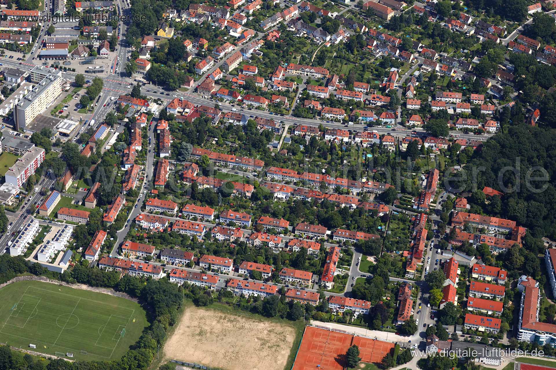 Titel: Ziegelstein, Bildnummer: c240180, Ort / Stadt: Nürnberg, (Land)Kreis: kreisfreie Stadt Nürnberg, Regierungsbezirk: Mittelfranken, Bundesland: Bayern, Aufnahmedatum: 15.08.2017, Schlagwörter: Luftbild, Luftbilder, Luftbildfotografie, Luftaufnahme, Luftbildaufnahme, Luftfoto, Vogelperspektive, Vogelansicht, Deutschland, Schräg- und Senkrecht-Luftaufnahmen, Orthofotografie, Ziegelstein, Egloffsteiner Straße, Gräfenberger Straße, Moosstraße, Heimstättenstraße, Ziegelsteinstraße, Herrnhüttestr