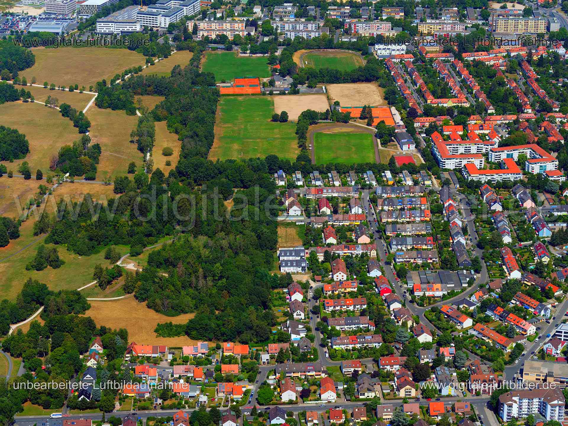 Titel: Ziegelstein, Bildnummer: f382890, Ort / Stadt: Nürnberg, (Land)Kreis: kreisfreie Stadt Nürnberg, Regierungsbezirk: Mittelfranken, Bundesland: Bayern, Aufnahmedatum: 01.08.2020, Schlagwörter: Luftbild, Luftbilder, Luftbildfotografie, Luftaufnahme, Luftbildaufnahme, Luftfoto, Vogelperspektive, Vogelansicht, Deutschland, Schräg- und Senkrecht-Luftaufnahmen, Orthofotografie, 90411, Nürnberg, Schankalaweg, Arno-Hamburger-Straße, Pausalastraße, Kilianstraße, Peter-Ulsch-Straße, Hermann-Strebel-