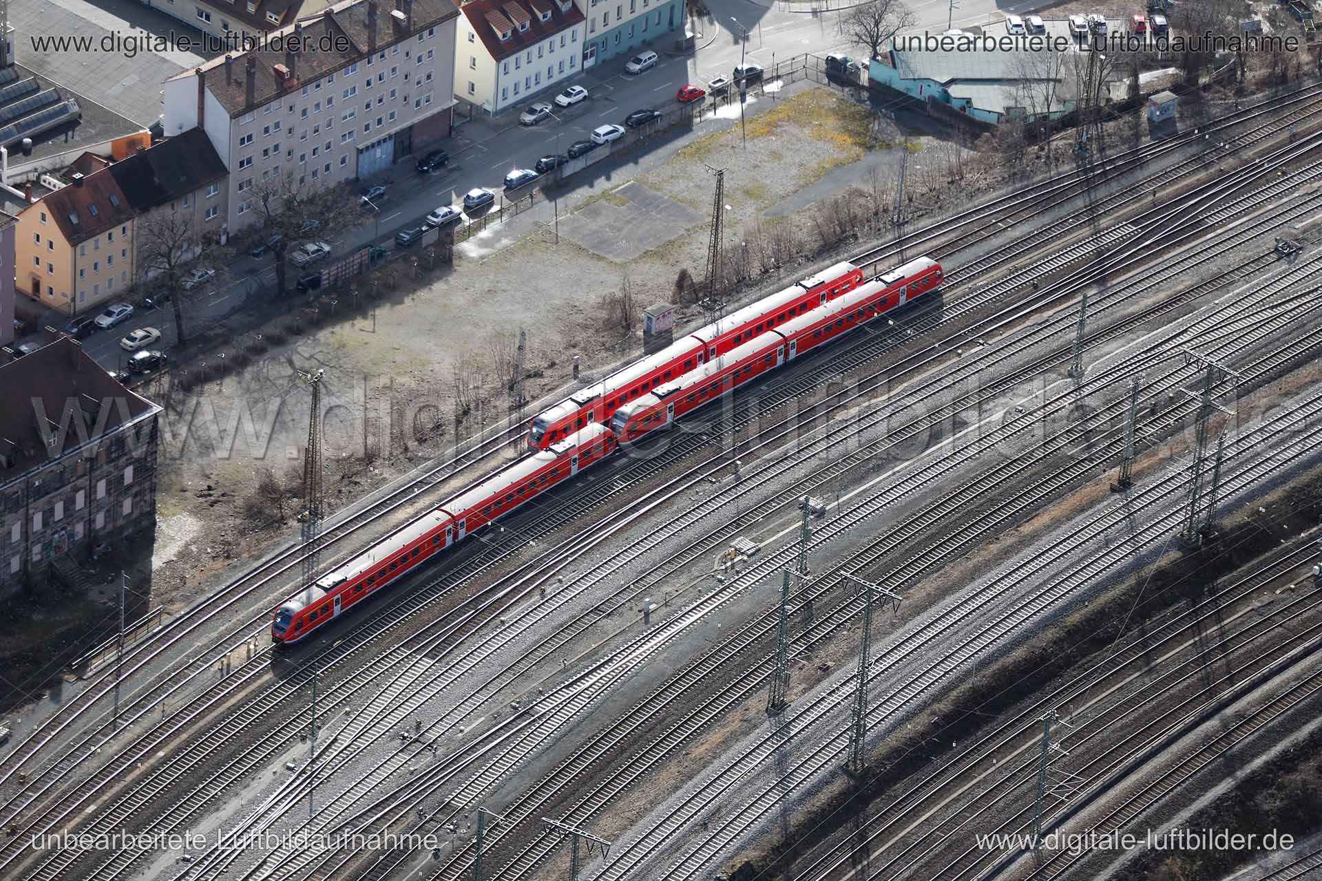 Titel: Zug, Bildnummer: c134970, Ort / Stadt: Nürnberg, (Land)Kreis: kreisfreie Stadt Nürnberg, Regierungsbezirk: Mittelfranken, Bundesland: Bayern, Aufnahmedatum: 03.03.2015, Schlagwörter: Luftbild, Luftbilder, Luftbildfotografie, Luftaufnahme, Luftbildaufnahme, Luftfoto, Vogelperspektive, Vogelansicht, Deutschland, Schräg- und Senkrecht-Luftaufnahmen, Orthofotografie, Zug, Gleis, Gleise, Wagon, Deutsche Bahn, Schienen, Schienenverkehr, Bahnverkehr, Monat: März, Jahreszeit: Frühling, Tageszeit: