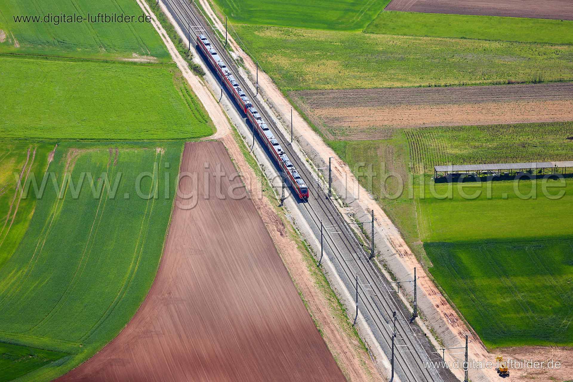 Titel: Zug, Bildnummer: c210310, Ort / Stadt: Nürnberg, (Land)Kreis: kreisfreie Stadt Nürnberg, Regierungsbezirk: Mittelfranken, Bundesland: Bayern, Aufnahmedatum: 04.05.2016, Schlagwörter: Luftbild, Luftbilder, Luftbildfotografie, Luftaufnahme, Luftbildaufnahme, Luftfoto, Vogelperspektive, Vogelansicht, Deutschland, Schräg- und Senkrecht-Luftaufnahmen, Orthofotografie, Kleingründlach, Kleingründlacher Straße, Knoblauchsland, Zug, Wagon, Gleis, Gleise, Zugverkehr, Deutsche Bahn, Bahnverkehr, Mon