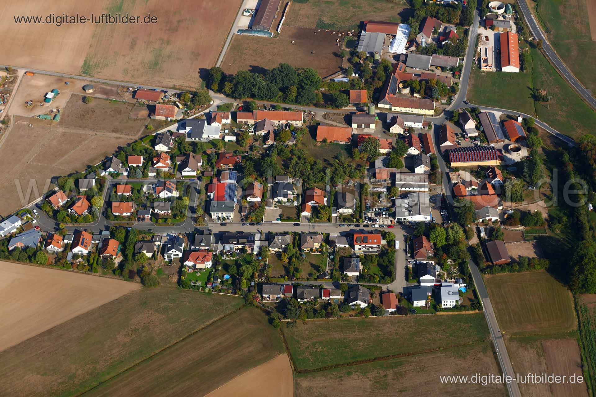 Titel: Untermichelbach, Bildnummer: c284970, Ort / Stadt: Obermichelbach, (Land)Kreis: Landkreis Fürth, Regierungsbezirk: Mittelfranken, Bundesland: Bayern, Aufnahmedatum: 19.09.2018, Schlagwörter: Luftbild, Luftbilder, Luftbildfotografie, Luftaufnahme, Luftbildaufnahme, Luftfoto, Vogelperspektive, Vogelansicht, Deutschland, Schräg- und Senkrecht-Luftaufnahmen, Orthofotografie, Untermichelbach, Zum Birkenweiher, Triebweg, Vacher Straße, Monat: September, Jahreszeit: Sommer, Tageszeit: Mittag / N