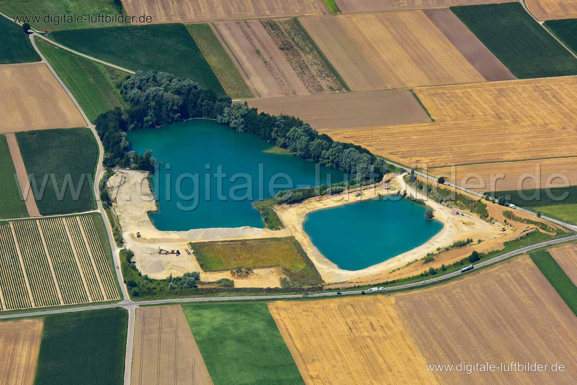 Titel: Baggersee bei Oberpeiching, Bildnummer: n323720, Ort / Stadt: Oberpeiching, (Land)Kreis: Landkreis Donau-Ries, Regierungsbezirk: Schwaben, Bundesland: Bayern, Aufnahmedatum: 24.07.2019, Schlagwörter: Luftbild, Luftbilder, Luftbildfotografie, Luftaufnahme, Luftbildaufnahme, Luftfoto, Vogelperspektive, Vogelansicht, Deutschland, Schräg- und Senkrecht-Luftaufnahmen, Orthofotografie, Baggersee bei Oberpeiching, See, Weiher, Gewässer, Monat: Juli, Jahreszeit: Sommer, Tageszeit: Mittag / Nachmi