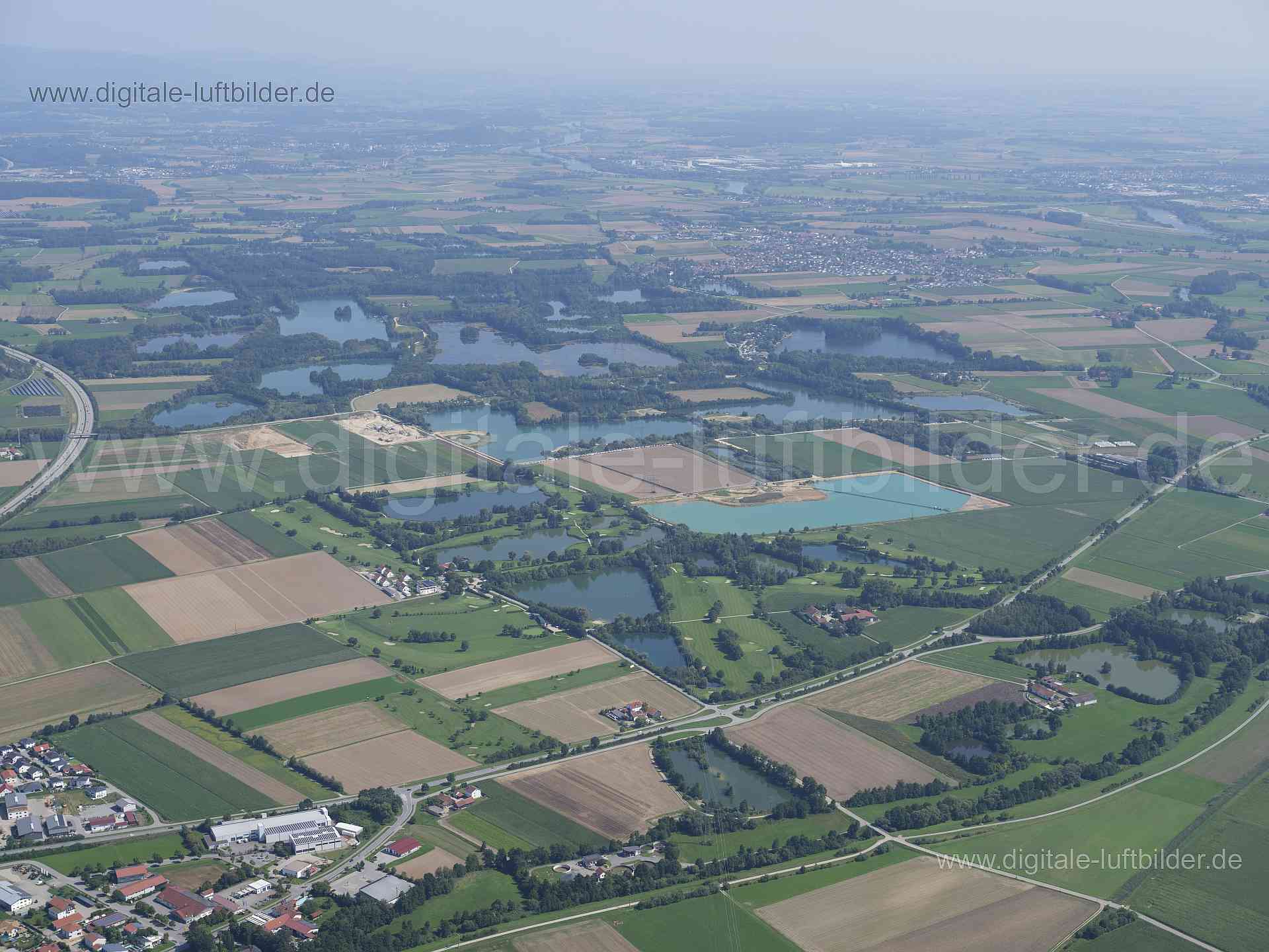 Titel: Lieblsee, Bildnummer: f522030, Ort / Stadt: Parkstetten, (Land)Kreis: Landkreis Straubing-Bogen, Regierungsbezirk: Niederbayern, Bundesland: Bayern, Aufnahmedatum: 20.08.2023, Schlagwörter: Deutschland, , Lieblsee, Panorama, Himmel. Horizont, See, Weiher, Baggersee, Monat: August, Jahreszeit: Sommer, Tageszeit: Vormittag / Mittag, Jahr: 2023, Flug ID: 20230820, Bildstatus: unbearbeitetes Rohbild, Bildabmessung: 8256 x 5504 Pixel, Fotograf & Copyright: Oliver Acker