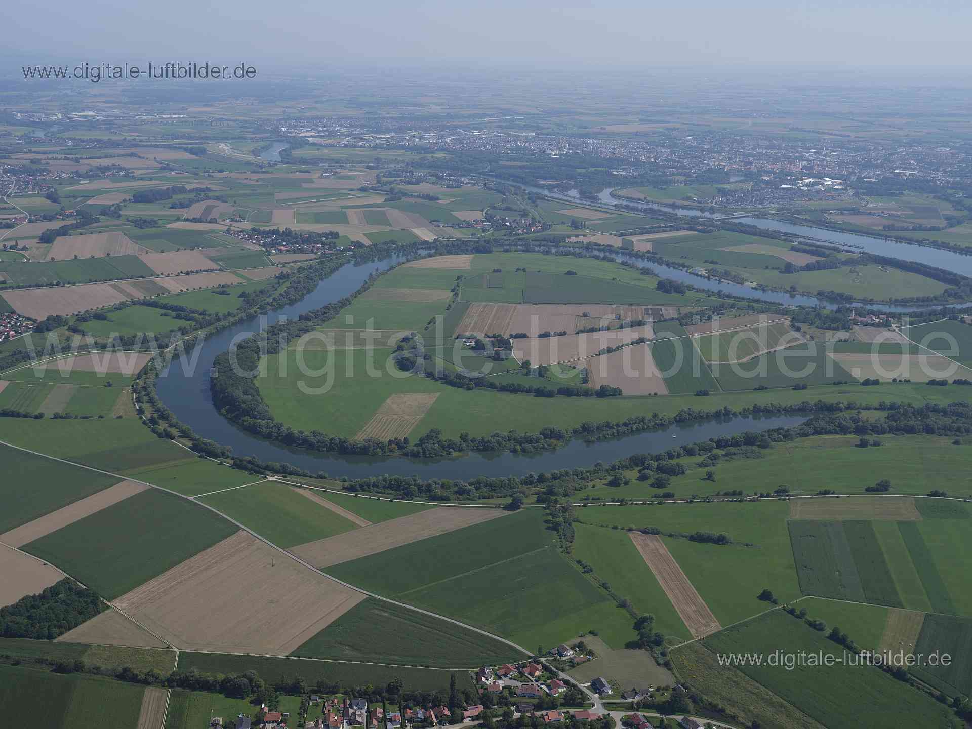 Titel: Öberauer Donauschleife, Bildnummer: f522010, Ort / Stadt: Parkstetten, (Land)Kreis: Landkreis Straubing-Bogen, Regierungsbezirk: Niederbayern, Bundesland: Bayern, Aufnahmedatum: 20.08.2023, Schlagwörter: Deutschland, , Donau, Öberauer Donauschleife, Panorama, Himmel, Horizont, Monat: August, Jahreszeit: Sommer, Tageszeit: Vormittag / Mittag, Jahr: 2023, Flug ID: 20230820, Bildstatus: unbearbeitetes Rohbild, Bildabmessung: 8256 x 5504 Pixel, Fotograf & Copyright: Oliver Acker