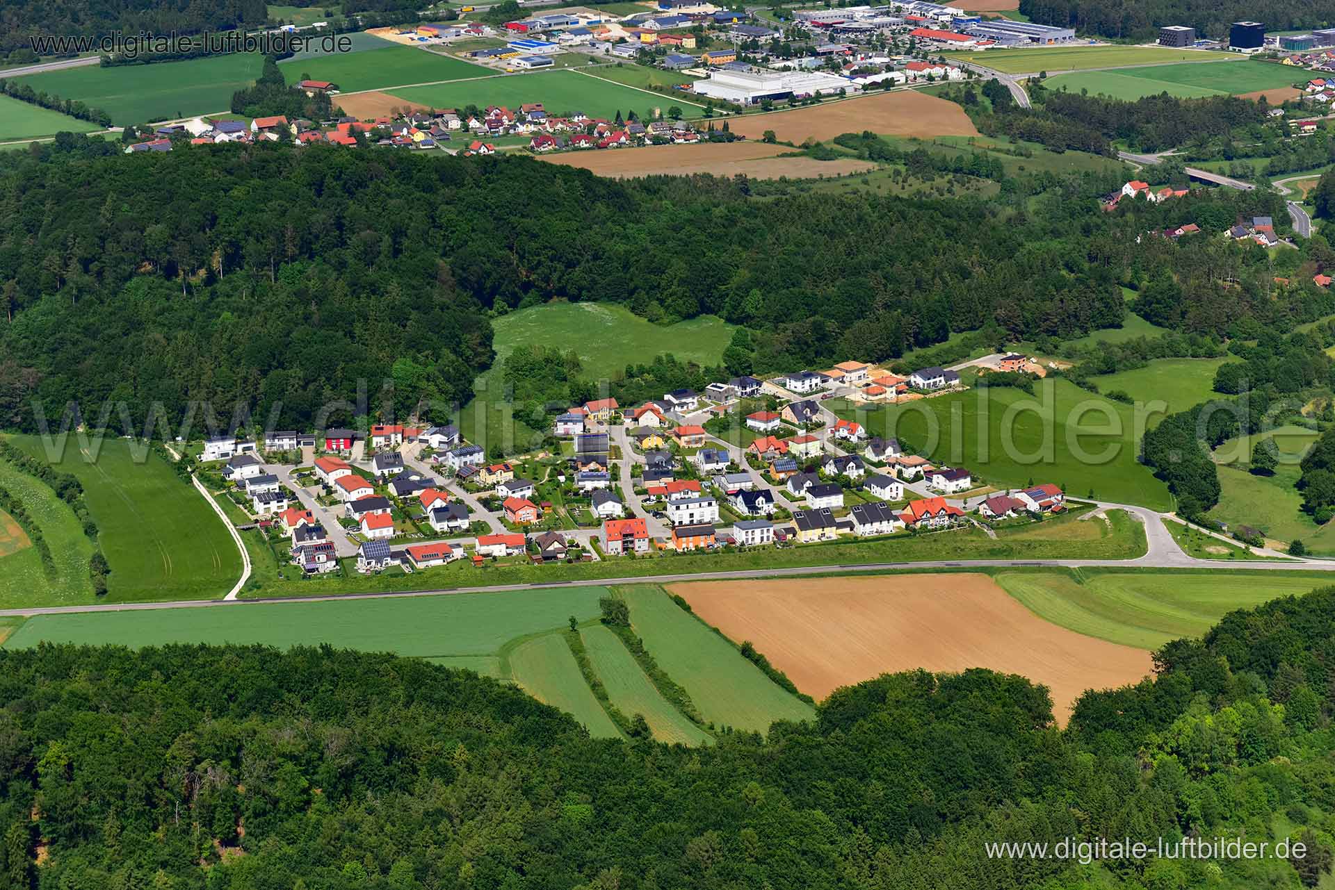 Titel: Parsberg, Bildnummer: n302810, Ort / Stadt: Parsberg, (Land)Kreis: Landkreis Neumarkt in der Oberpfalz, Regierungsbezirk: Oberpfalz, Bundesland: Bayern, Aufnahmedatum: 03.06.2019, Schlagwörter: Luftbild, Luftbilder, Luftbildfotografie, Luftaufnahme, Luftbildaufnahme, Luftfoto, Vogelperspektive, Vogelansicht, Deutschland, Schräg- und Senkrecht-Luftaufnahmen, Orthofotografie, Parsberg, Monat: Juni, Jahreszeit: Sommer, Tageszeit: Mittag / Nachmittag, Jahr: 2019, Flug ID: 20190603, Bildstatus