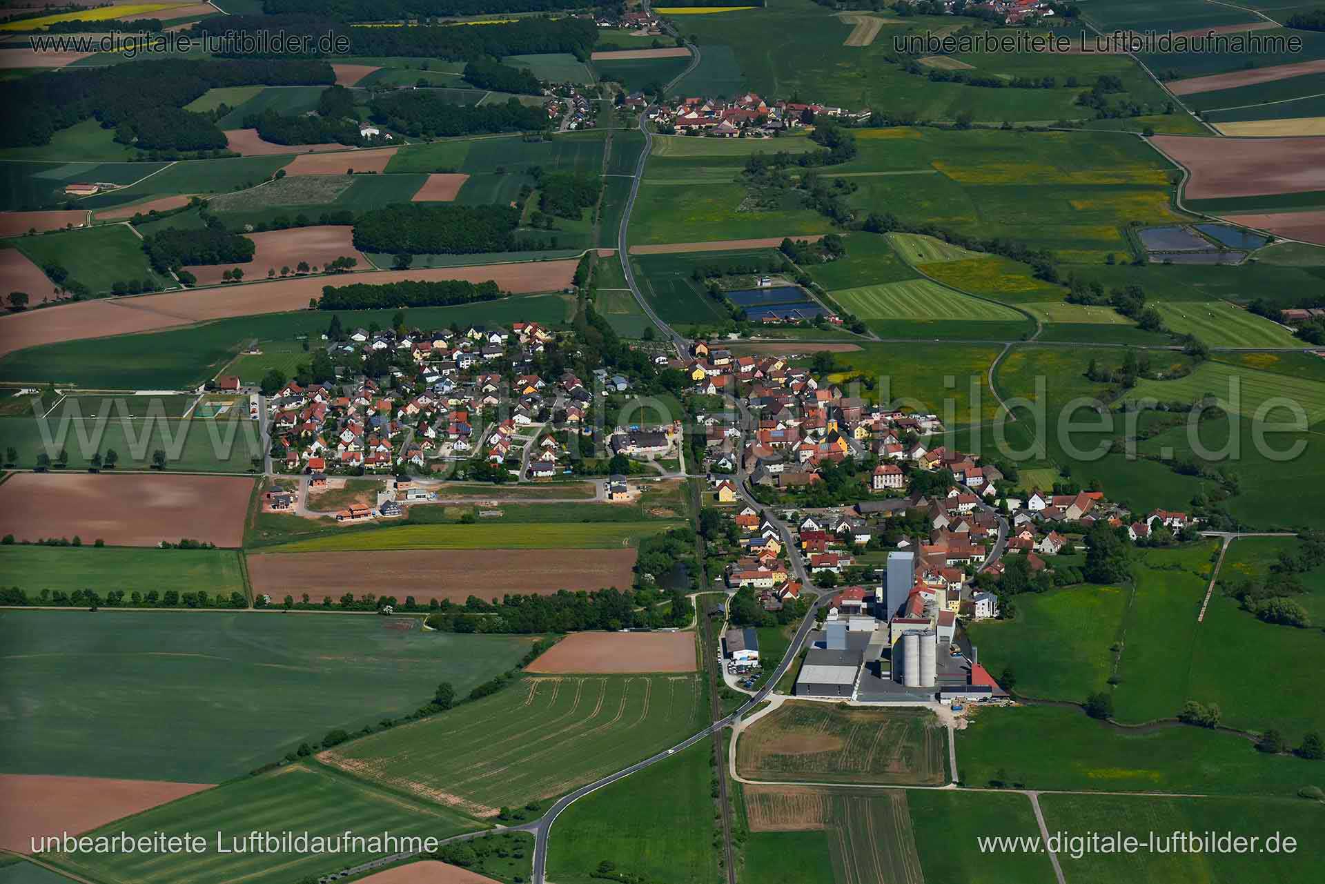 Titel: Sambach, Bildnummer: n265680, Ort / Stadt: Pommersfelden, (Land)Kreis: Landkreis Bamberg, Regierungsbezirk: Oberfranken, Bundesland: Bayern, Aufnahmedatum: 06.05.2018, Schlagwörter: Luftbild, Luftbilder, Luftbildfotografie, Luftaufnahme, Luftbildaufnahme, Luftfoto, Vogelperspektive, Vogelansicht, Deutschland, Schräg- und Senkrecht-Luftaufnahmen, Orthofotografie, Sambach, Monat: Mai, Jahreszeit: Sommer, Tageszeit: Mittag / Nachmittag, Jahr: 2018, Flug ID: 20180506, Bildstatus: unbearbeitet