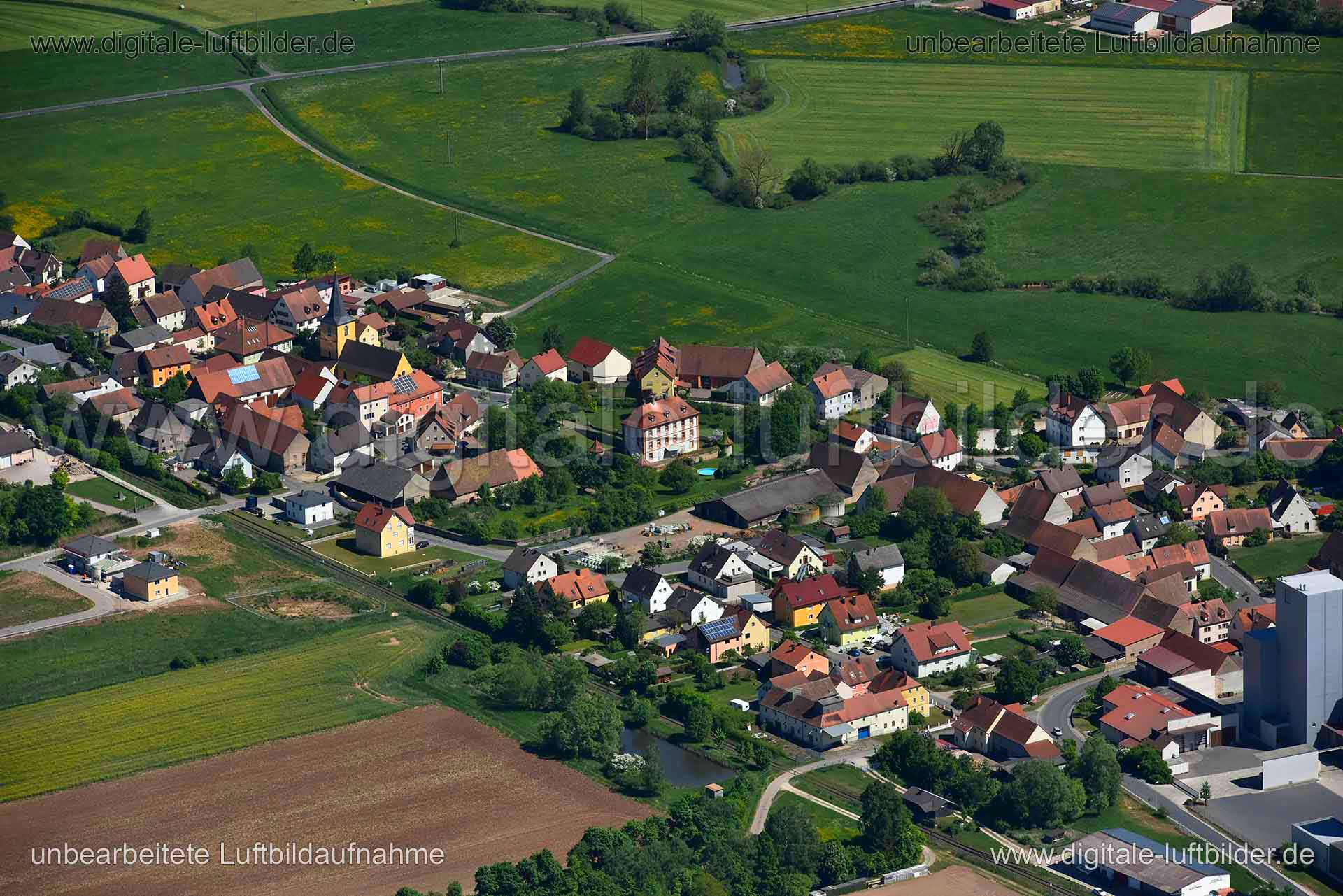 Titel: Sambach, Bildnummer: n265710, Ort / Stadt: Pommersfelden, (Land)Kreis: Landkreis Bamberg, Regierungsbezirk: Oberfranken, Bundesland: Bayern, Aufnahmedatum: 06.05.2018, Schlagwörter: Luftbild, Luftbilder, Luftbildfotografie, Luftaufnahme, Luftbildaufnahme, Luftfoto, Vogelperspektive, Vogelansicht, Deutschland, Schräg- und Senkrecht-Luftaufnahmen, Orthofotografie, Sambach, Monat: Mai, Jahreszeit: Sommer, Tageszeit: Mittag / Nachmittag, Jahr: 2018, Flug ID: 20180506, Bildstatus: unbearbeitet