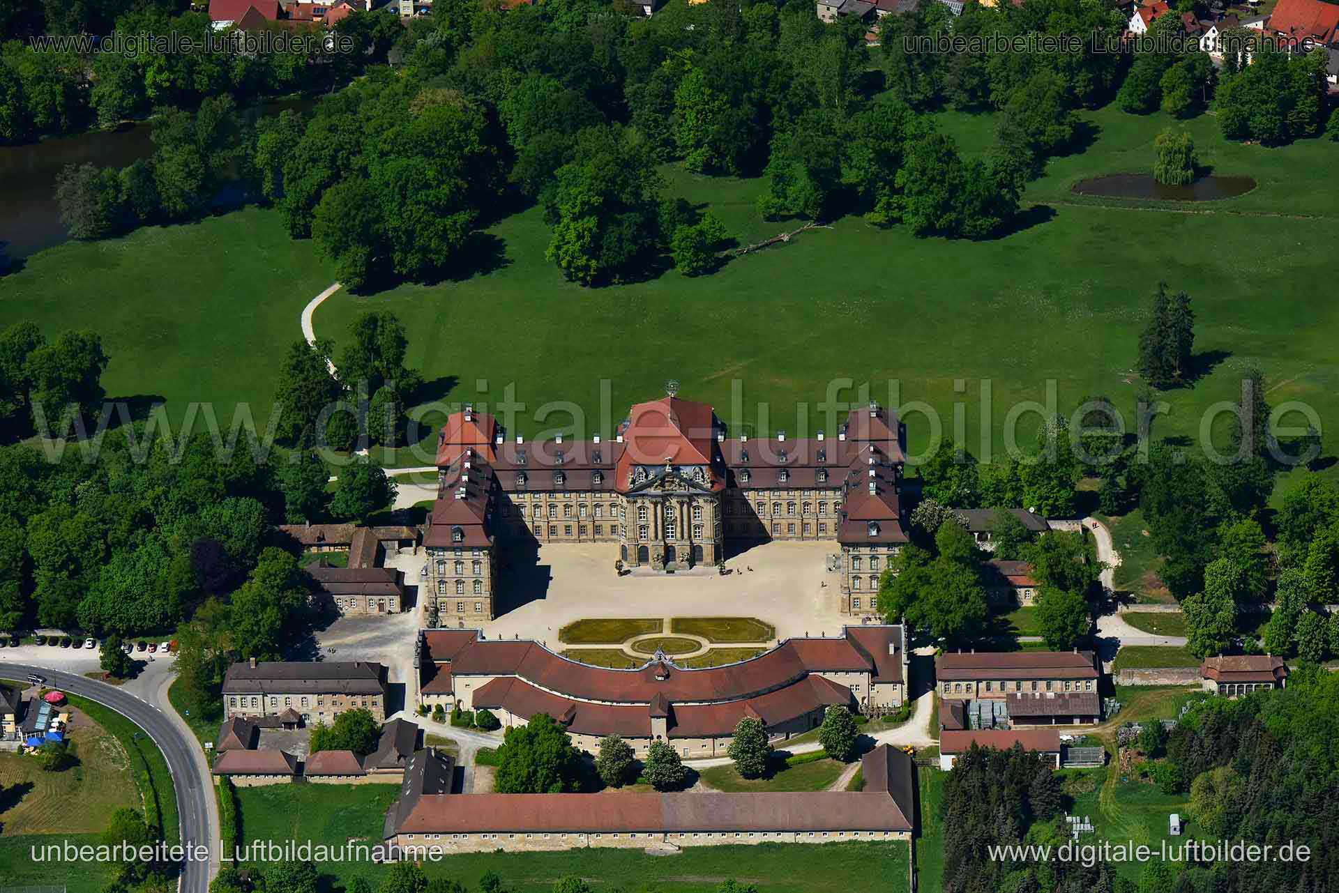 Titel: Schloss Weissenstein, Bildnummer: n265570, Ort / Stadt: Pommersfelden, (Land)Kreis: Landkreis Bamberg, Regierungsbezirk: Oberfranken, Bundesland: Bayern, Aufnahmedatum: 06.05.2018, Schlagwörter: Luftbild, Luftbilder, Luftbildfotografie, Luftaufnahme, Luftbildaufnahme, Luftfoto, Vogelperspektive, Vogelansicht, Deutschland, Schräg- und Senkrecht-Luftaufnahmen, Orthofotografie, 96178, Schloss Weißenstein, Burgen & Schlösser, Schloss Weissenstein, Monat: Mai, Jahreszeit: Sommer, Tageszeit: Mi