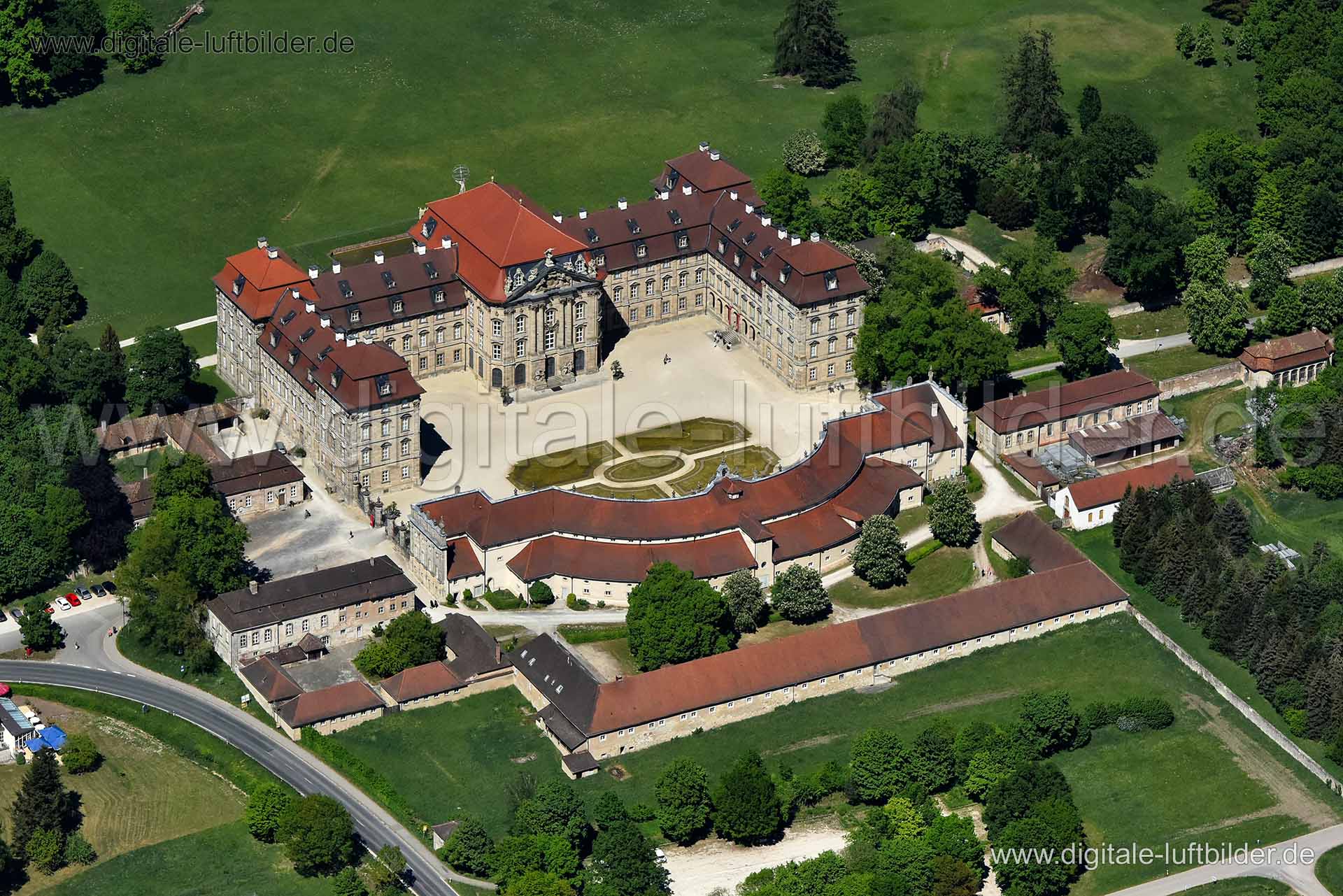 Titel: Schloss Weißenstein, Bildnummer: n265620, Ort / Stadt: Pommersfelden, (Land)Kreis: Landkreis Bamberg, Regierungsbezirk: Oberfranken, Bundesland: Bayern, Aufnahmedatum: 06.05.2018, Schlagwörter: Luftbild, Luftbilder, Luftbildfotografie, Luftaufnahme, Luftbildaufnahme, Luftfoto, Vogelperspektive, Vogelansicht, Deutschland, Schräg- und Senkrecht-Luftaufnahmen, Orthofotografie, Schloss Weissenstein, Burg, Schloss, Festung, historisch, Architektur, Burgen & Schlösser, Schloss Weißenstein, Mona