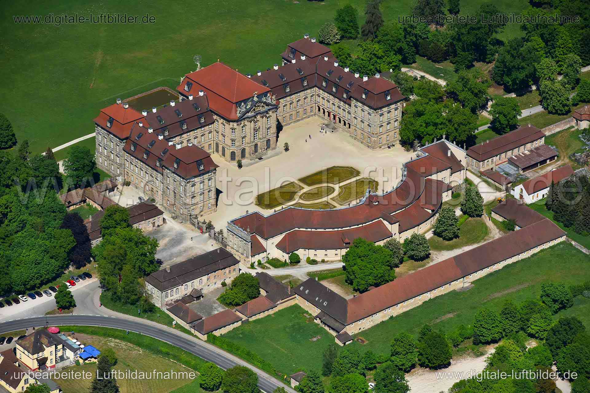 Titel: Schloss Weissenstein, Bildnummer: n265640, Ort / Stadt: Pommersfelden, (Land)Kreis: Landkreis Bamberg, Regierungsbezirk: Oberfranken, Bundesland: Bayern, Aufnahmedatum: 06.05.2018, Schlagwörter: Luftbild, Luftbilder, Luftbildfotografie, Luftaufnahme, Luftbildaufnahme, Luftfoto, Vogelperspektive, Vogelansicht, Deutschland, Schräg- und Senkrecht-Luftaufnahmen, Orthofotografie, 96178, Schloss Weißenstein, Burgen & Schlösser, Schloss Weissenstein, Monat: Mai, Jahreszeit: Sommer, Tageszeit: Mi