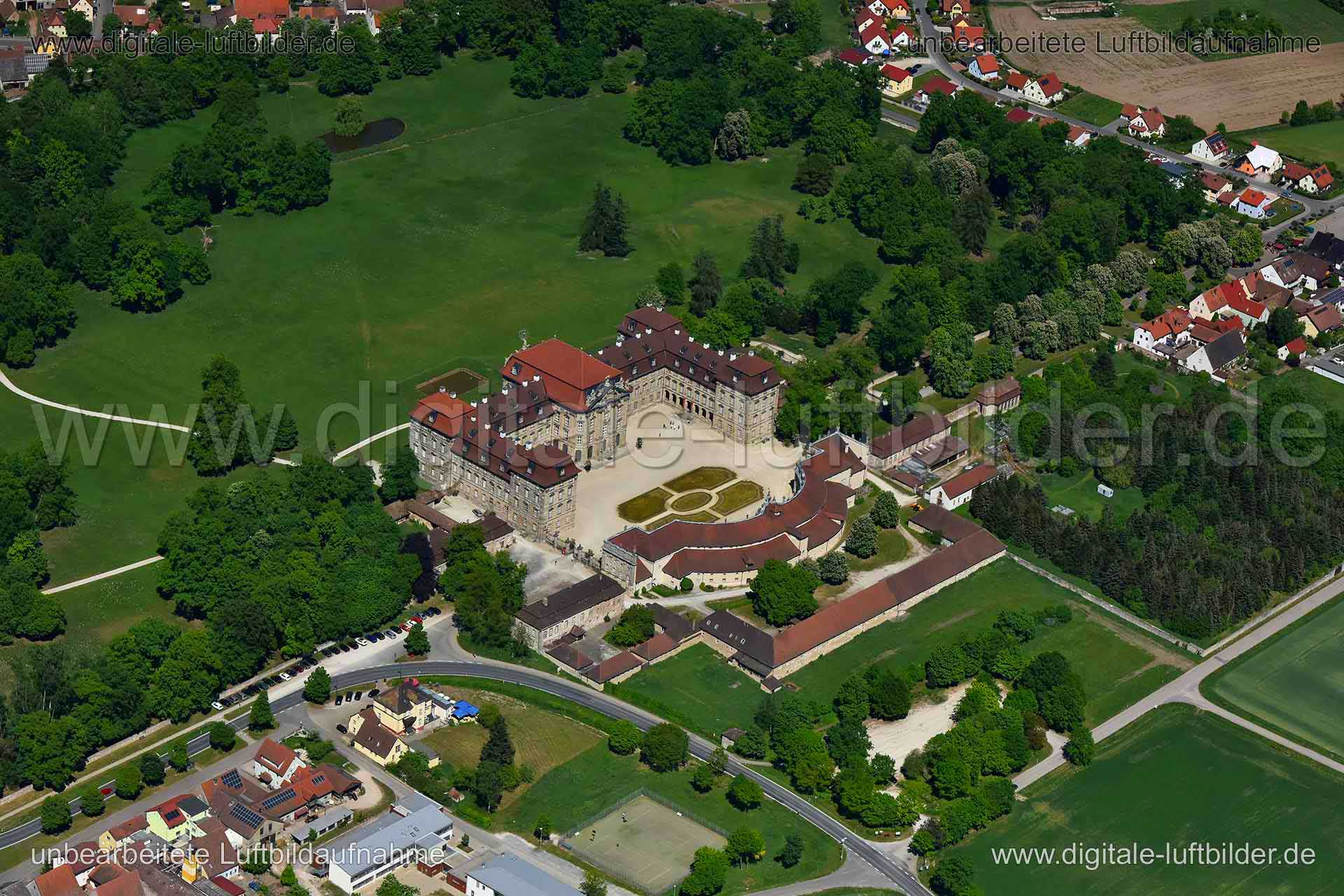 Titel: Schloss Weissenstein, Bildnummer: n265660, Ort / Stadt: Pommersfelden, (Land)Kreis: Landkreis Bamberg, Regierungsbezirk: Oberfranken, Bundesland: Bayern, Aufnahmedatum: 06.05.2018, Schlagwörter: Luftbild, Luftbilder, Luftbildfotografie, Luftaufnahme, Luftbildaufnahme, Luftfoto, Vogelperspektive, Vogelansicht, Deutschland, Schräg- und Senkrecht-Luftaufnahmen, Orthofotografie, 96178, Schloss Weißenstein, Burgen & Schlösser, Schloss Weissenstein, Monat: Mai, Jahreszeit: Sommer, Tageszeit: Mi