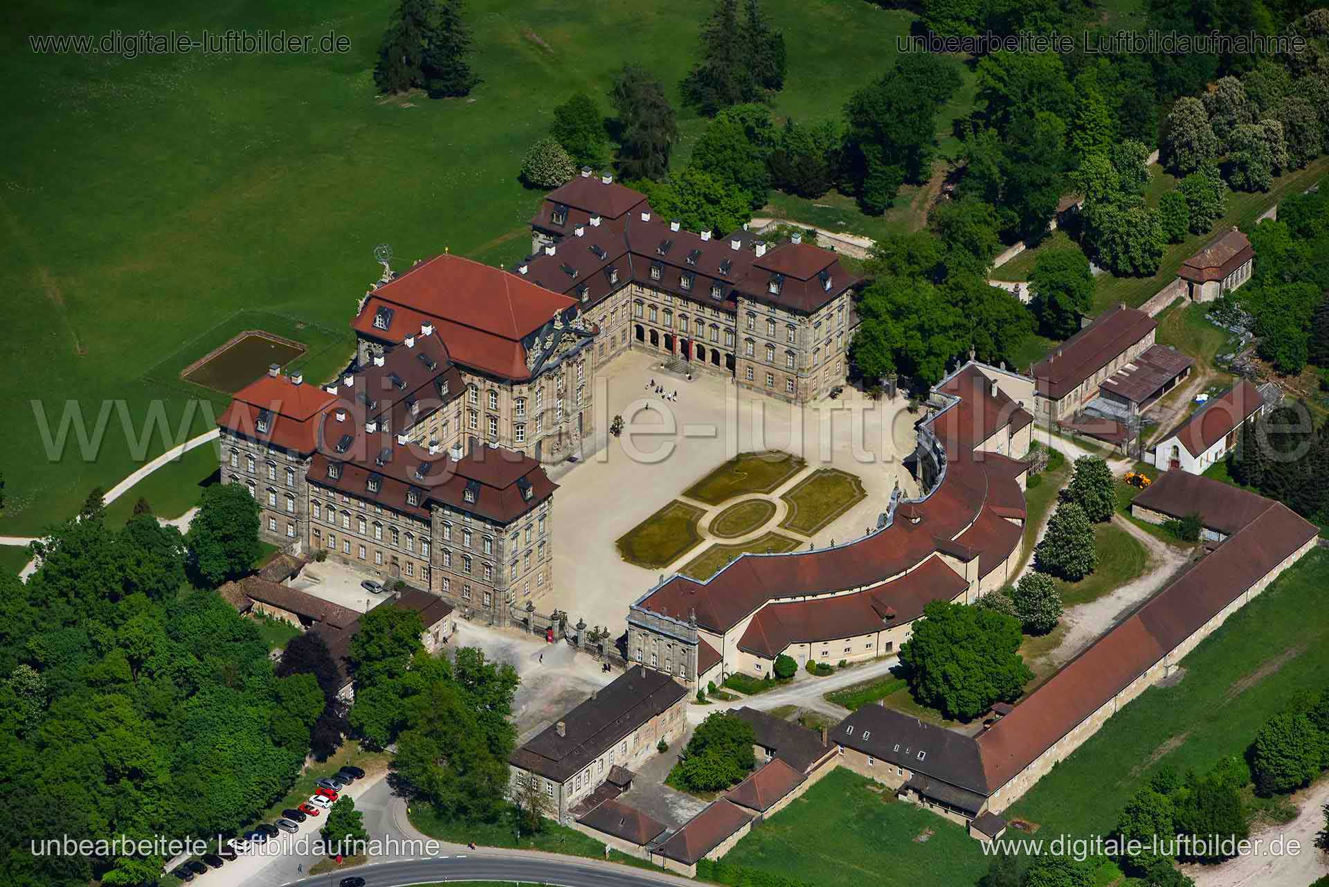 Titel: Schloss Weissenstein, Bildnummer: n265670, Ort / Stadt: Pommersfelden, (Land)Kreis: Landkreis Bamberg, Regierungsbezirk: Oberfranken, Bundesland: Bayern, Aufnahmedatum: 06.05.2018, Schlagwörter: Luftbild, Luftbilder, Luftbildfotografie, Luftaufnahme, Luftbildaufnahme, Luftfoto, Vogelperspektive, Vogelansicht, Deutschland, Schräg- und Senkrecht-Luftaufnahmen, Orthofotografie, 96178, Schloss Weißenstein, Burgen & Schlösser, Schloss Weissenstein, Monat: Mai, Jahreszeit: Sommer, Tageszeit: Mi