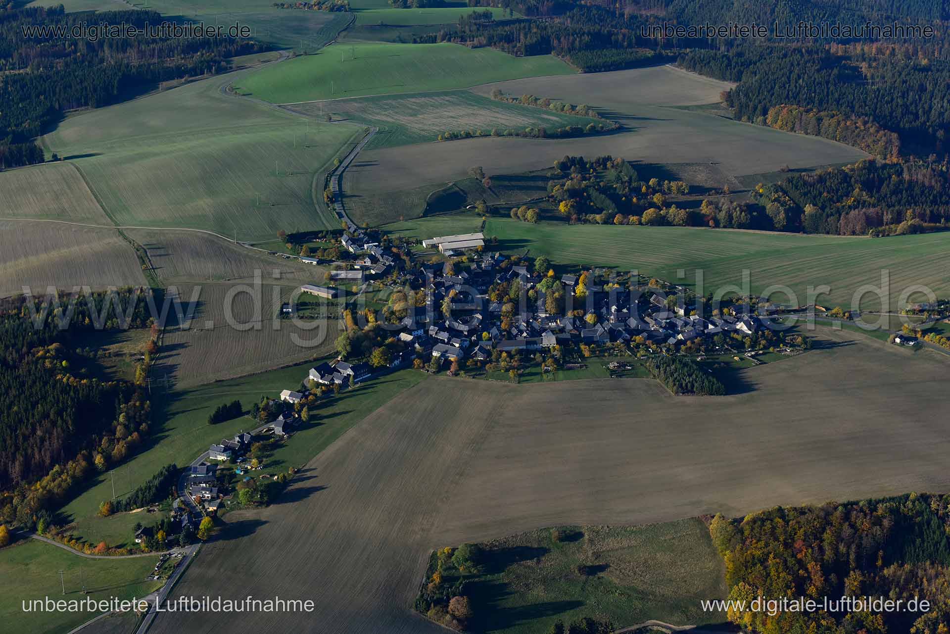 Titel: Lichtentanne, Bildnummer: n356680, Ort / Stadt: Probstzella, (Land)Kreis: Landkreis Saalfeld-Rudolstadt, Regierungsbezirk: Thüringen, Bundesland: Thüringen, Aufnahmedatum: 14.10.2019, Schlagwörter: Luftbild, Luftbilder, Luftbildfotografie, Luftaufnahme, Luftbildaufnahme, Luftfoto, Vogelperspektive, Vogelansicht, Deutschland, Schräg- und Senkrecht-Luftaufnahmen, Orthofotografie, Lichtentanne, Monat: Oktober, Jahreszeit: Herbst, Tageszeit: Mittag / Nachmittag, Jahr: 2019, Flug ID: 20191014,