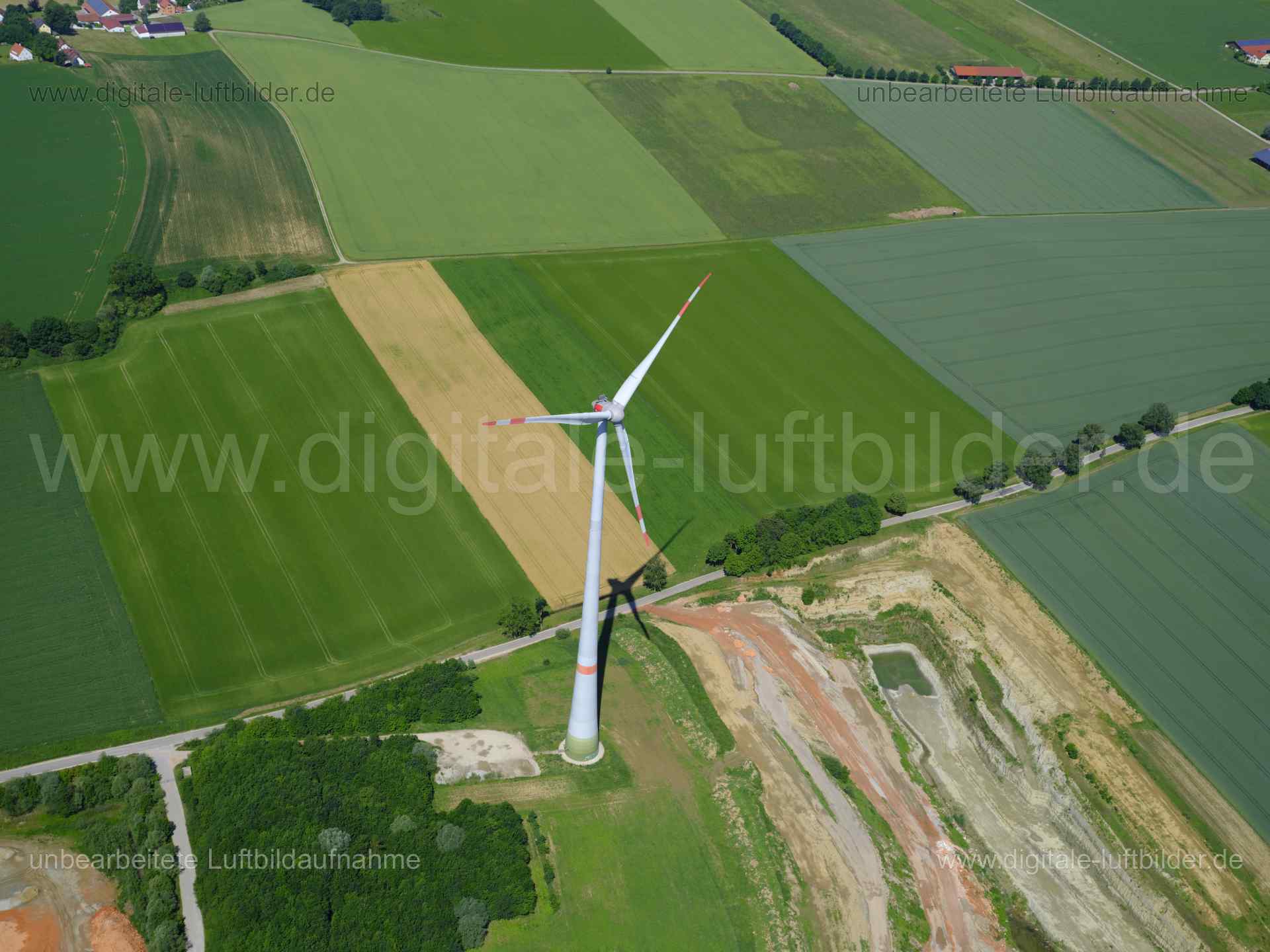 Titel: Windrad bei Pullhausen, Bildnummer: f481350, Ort / Stadt: Pullhausen, (Land)Kreis: Landkreis Dachau, Regierungsbezirk: Oberbayern, Bundesland: Bayern, Aufnahmedatum: 14.06.2022, Schlagwörter: Luftbild, Luftbilder, Luftbildfotografie, Luftaufnahme, Luftbildaufnahme, Luftfoto, Luftbildarchiv, Luftbildsuche, Vogelperspektive, Vogelansicht, Deutschland, , Windrad, Pullhausen, Windkraft, Windendergie, Erneuerbare Energie, Monat: Juni, Jahreszeit: Sommer, Tageszeit: Vormittag / Mittag, Jahr: 20