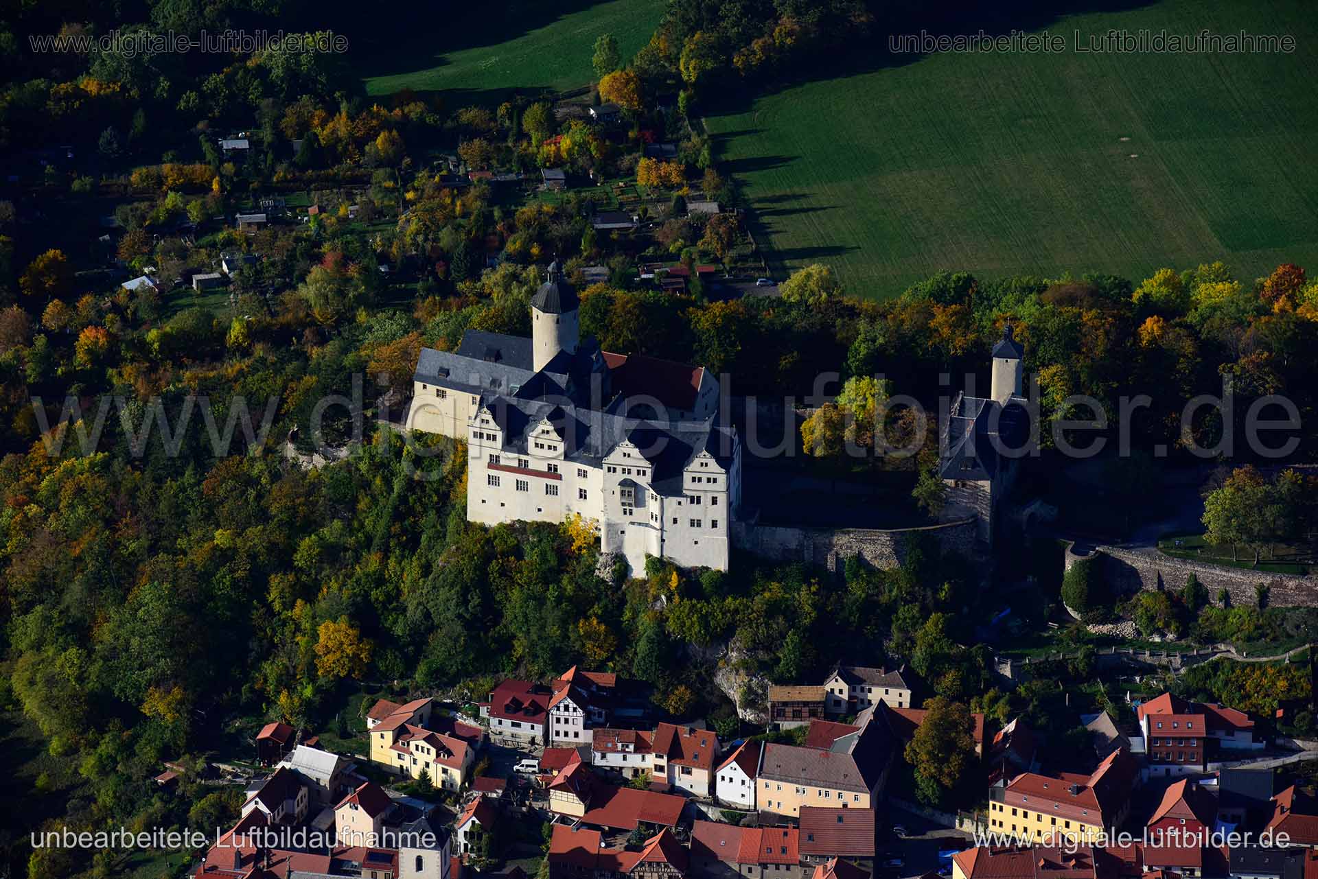 Titel: Burg Ranis, Bildnummer: n356270, Ort / Stadt: Ranis, (Land)Kreis: Landkreis Saale-Orla-Kreis, Regierungsbezirk: Thüringen, Bundesland: Thüringen, Aufnahmedatum: 14.10.2019, Schlagwörter: Luftbild, Luftbilder, Luftbildfotografie, Luftaufnahme, Luftbildaufnahme, Luftfoto, Vogelperspektive, Vogelansicht, Deutschland, Schräg- und Senkrecht-Luftaufnahmen, Orthofotografie, Burg Ranis, Burgen & Schlösser, Burg, Monat: Oktober, Jahreszeit: Herbst, Tageszeit: Mittag / Nachmittag, Jahr: 2019, Flug