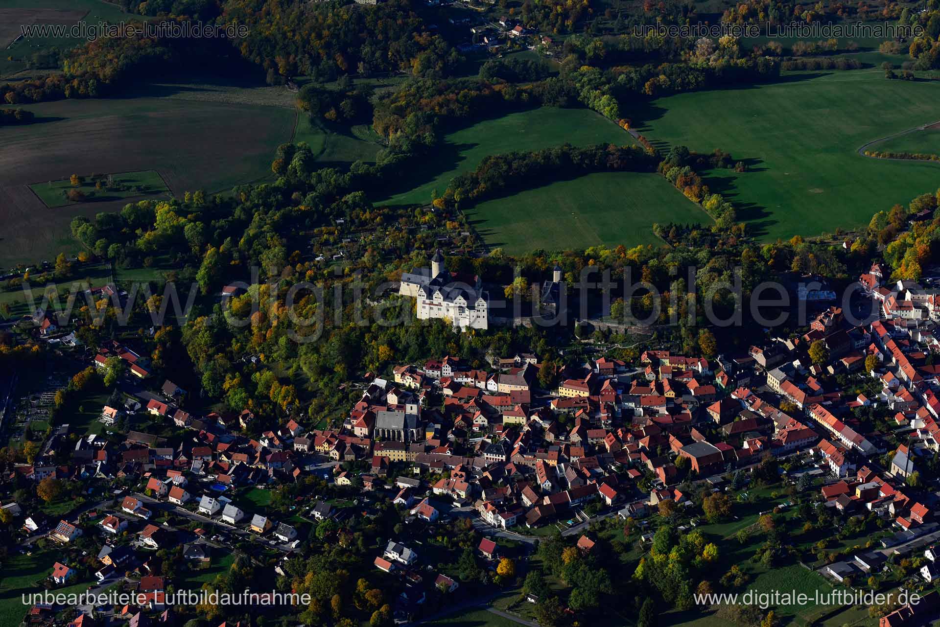 Titel: Burg Ranis, Bildnummer: n356280, Ort / Stadt: Ranis, (Land)Kreis: Landkreis Saale-Orla-Kreis, Regierungsbezirk: Thüringen, Bundesland: Thüringen, Aufnahmedatum: 14.10.2019, Schlagwörter: Luftbild, Luftbilder, Luftbildfotografie, Luftaufnahme, Luftbildaufnahme, Luftfoto, Vogelperspektive, Vogelansicht, Deutschland, Schräg- und Senkrecht-Luftaufnahmen, Orthofotografie, Burg Ranis, Burgen & Schlösser, Burg, Monat: Oktober, Jahreszeit: Herbst, Tageszeit: Mittag / Nachmittag, Jahr: 2019, Flug