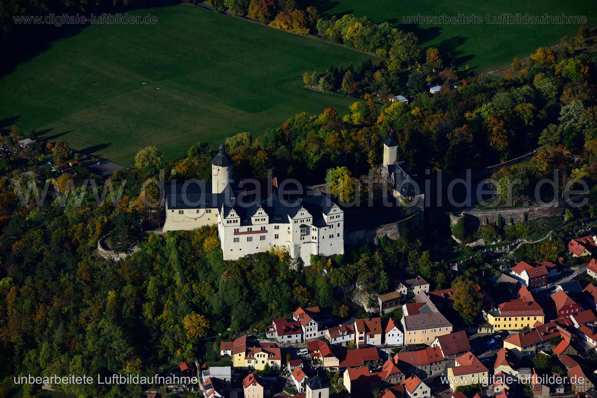 Titel: Burg Ranis, Bildnummer: n356300, Ort / Stadt: Ranis, (Land)Kreis: Landkreis Saale-Orla-Kreis, Regierungsbezirk: Thüringen, Bundesland: Thüringen, Aufnahmedatum: 14.10.2019, Schlagwörter: Luftbild, Luftbilder, Luftbildfotografie, Luftaufnahme, Luftbildaufnahme, Luftfoto, Vogelperspektive, Vogelansicht, Deutschland, Schräg- und Senkrecht-Luftaufnahmen, Orthofotografie, Burg Ranis, Burgen & Schlösser, Burg, Monat: Oktober, Jahreszeit: Herbst, Tageszeit: Mittag / Nachmittag, Jahr: 2019, Flug