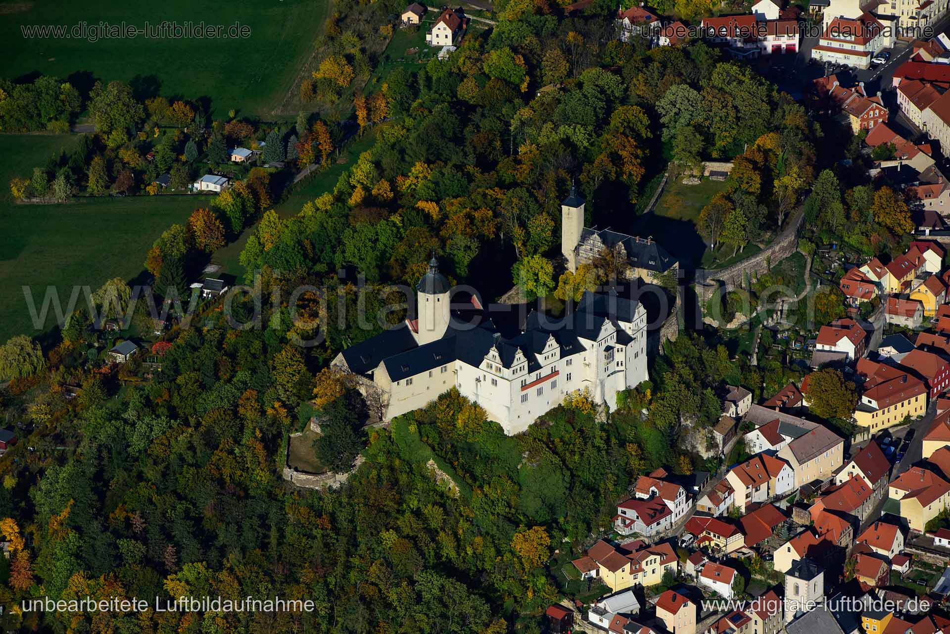 Titel: Burg Ranis, Bildnummer: n356340, Ort / Stadt: Ranis, (Land)Kreis: Landkreis Saale-Orla-Kreis, Regierungsbezirk: Thüringen, Bundesland: Thüringen, Aufnahmedatum: 14.10.2019, Schlagwörter: Luftbild, Luftbilder, Luftbildfotografie, Luftaufnahme, Luftbildaufnahme, Luftfoto, Vogelperspektive, Vogelansicht, Deutschland, Schräg- und Senkrecht-Luftaufnahmen, Orthofotografie, Burg Ranis, Burgen & Schlösser, Burg, Monat: Oktober, Jahreszeit: Herbst, Tageszeit: Mittag / Nachmittag, Jahr: 2019, Flug