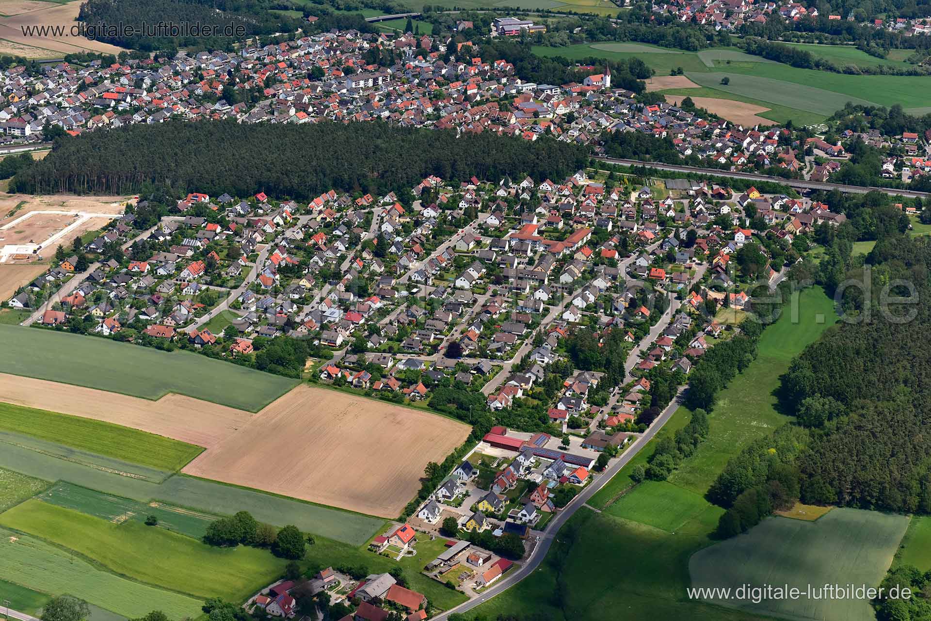 Titel: Untermainbach, Bildnummer: n292800, Ort / Stadt: Rednitzhembach, (Land)Kreis: Landkreis Roth, Regierungsbezirk: Mittelfranken, Bundesland: Bayern, Aufnahmedatum: 02.06.2019, Schlagwörter: Luftbild, Luftbilder, Luftbildfotografie, Luftaufnahme, Luftbildaufnahme, Luftfoto, Vogelperspektive, Vogelansicht, Deutschland, Schräg- und Senkrecht-Luftaufnahmen, Orthofotografie, Rednitzhembach, Untermainbach, Monat: Juni, Jahreszeit: Sommer, Tageszeit: Mittag / Nachmittag, Jahr: 2019, Flug ID: 20190