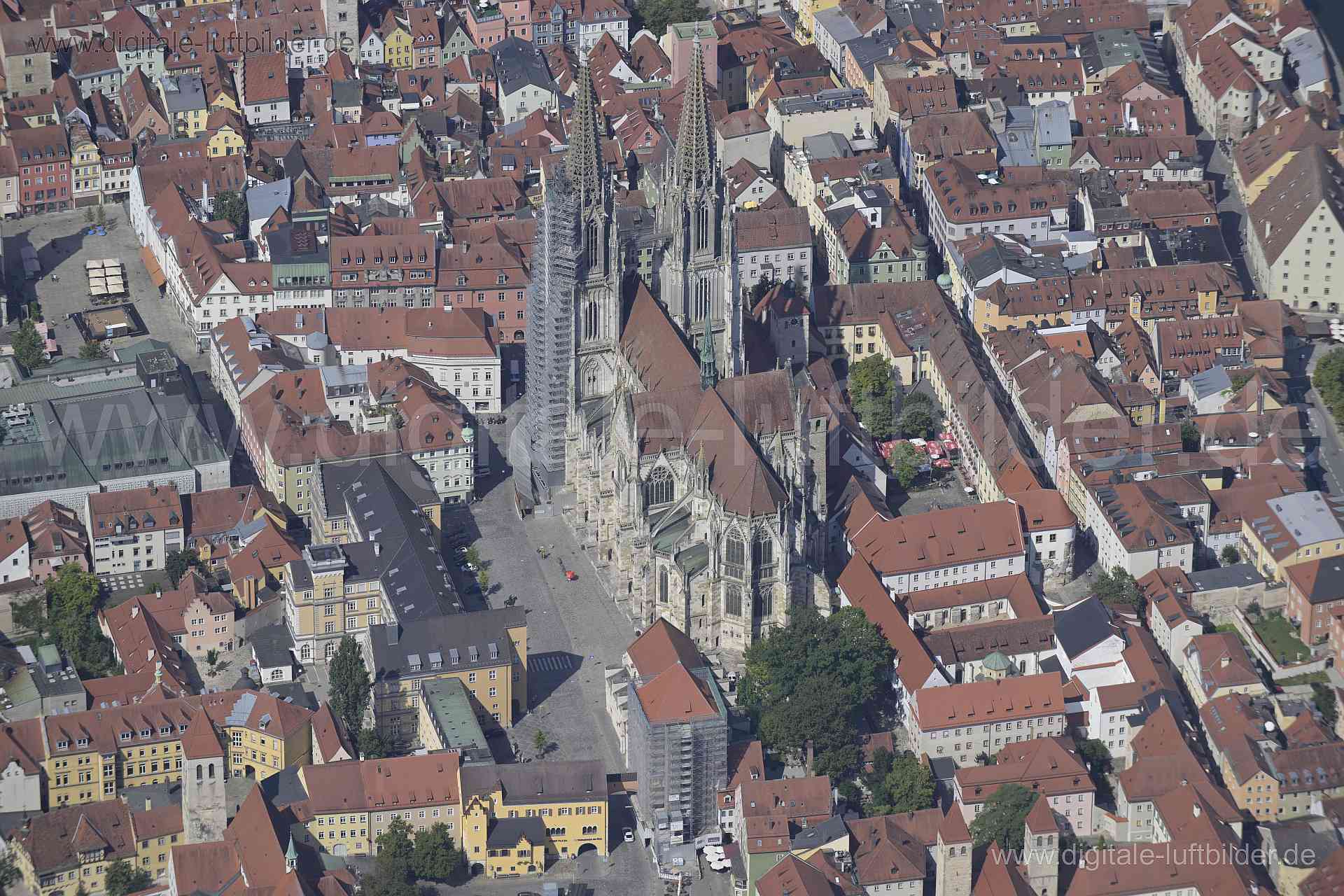 Titel: Dom Sankt Peter, Bildnummer: n521090, Ort / Stadt: Regensburg, (Land)Kreis: Landkreis Regensburg, Regierungsbezirk: Oberpfalz, Bundesland: Bayern, Aufnahmedatum: 20.08.2023, Schlagwörter: Deutschland, , Dom Sankt Peter, Dom, Regensburger Dom, Kirche, Gotteshaus, Gerüst, Gerüstbau, Domplatz, Altstadt, Monat: August, Jahreszeit: Sommer, Tageszeit: Vormittag / Mittag, Jahr: 2023, Flug ID: 20230820, Bildstatus: unbearbeitetes Rohbild, Bildabmessung: 8256 x 5504 Pixel, Fotograf & Copyright: Ol