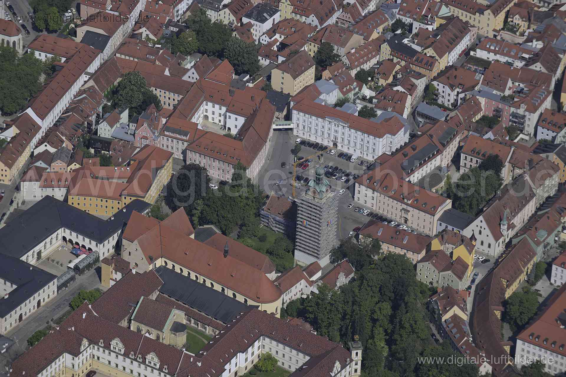 Titel: Emmeramsplatz, Bildnummer: n521150, Ort / Stadt: Regensburg, (Land)Kreis: Landkreis Regensburg, Regierungsbezirk: Oberpfalz, Bundesland: Bayern, Aufnahmedatum: 20.08.2023, Schlagwörter: Deutschland, , Emmeramsplatz, Kirchturm, Gerüst, Gerüstbau, Monat: August, Jahreszeit: Sommer, Tageszeit: Vormittag / Mittag, Jahr: 2023, Flug ID: 20230820, Bildstatus: unbearbeitetes Rohbild, Bildabmessung: 8256 x 5504 Pixel, Fotograf & Copyright: Oliver Acker