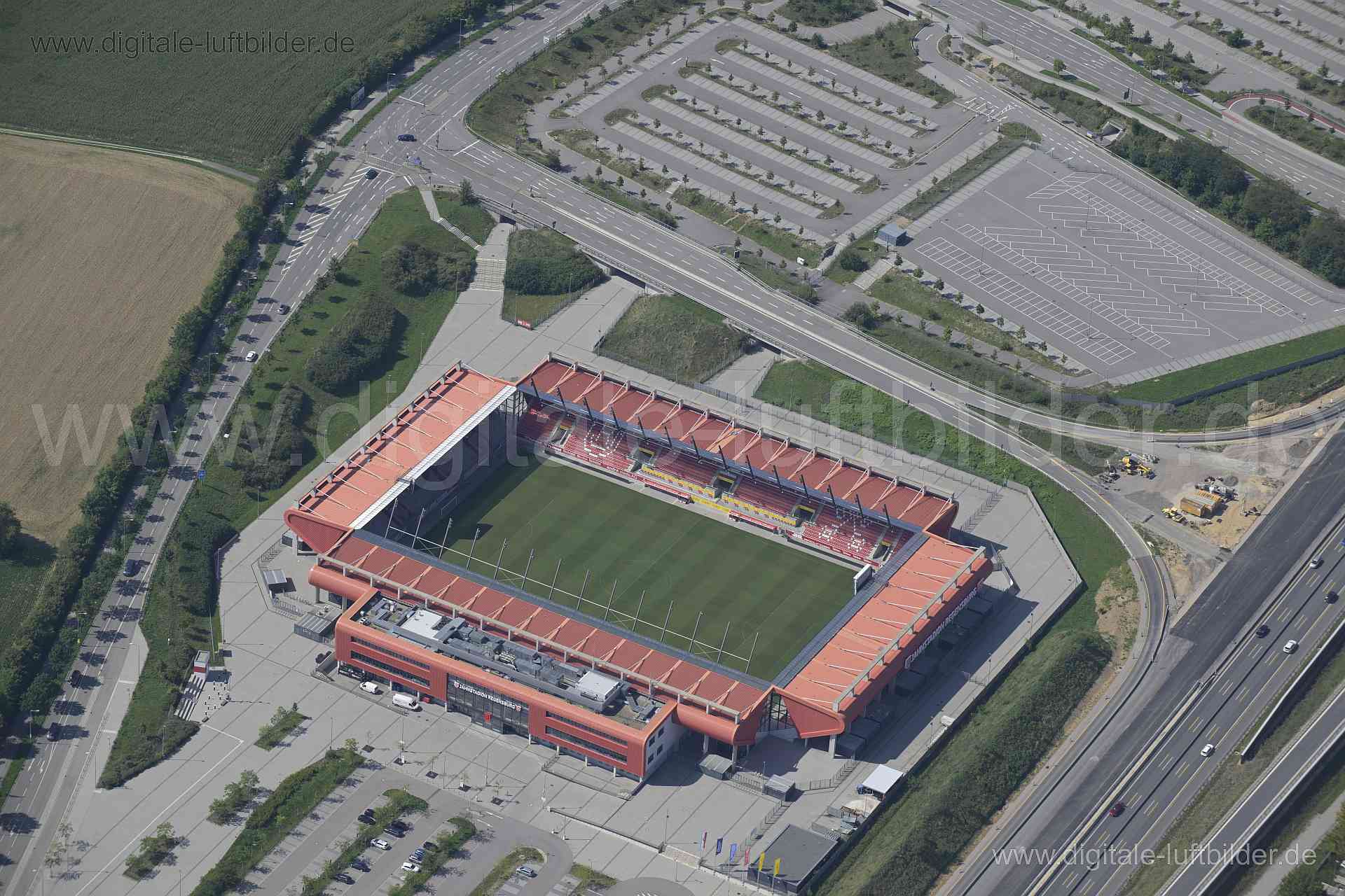Titel: Jahnstadion Regenburg, Bildnummer: n521240, Ort / Stadt: Regensburg, (Land)Kreis: Landkreis Regensburg, Regierungsbezirk: Oberpfalz, Bundesland: Bayern, Aufnahmedatum: 20.08.2023, Schlagwörter: Deutschland, , Jahnstadion Regenburg, Stadion Fussballstadion Parkplätze, Autobahn A3, BAB3, Fussball, Monat: August, Jahreszeit: Sommer, Tageszeit: Vormittag / Mittag, Jahr: 2023, Flug ID: 20230820, Bildstatus: unbearbeitetes Rohbild, Bildabmessung: 8256 x 5504 Pixel, Fotograf & Copyright: Oliver 