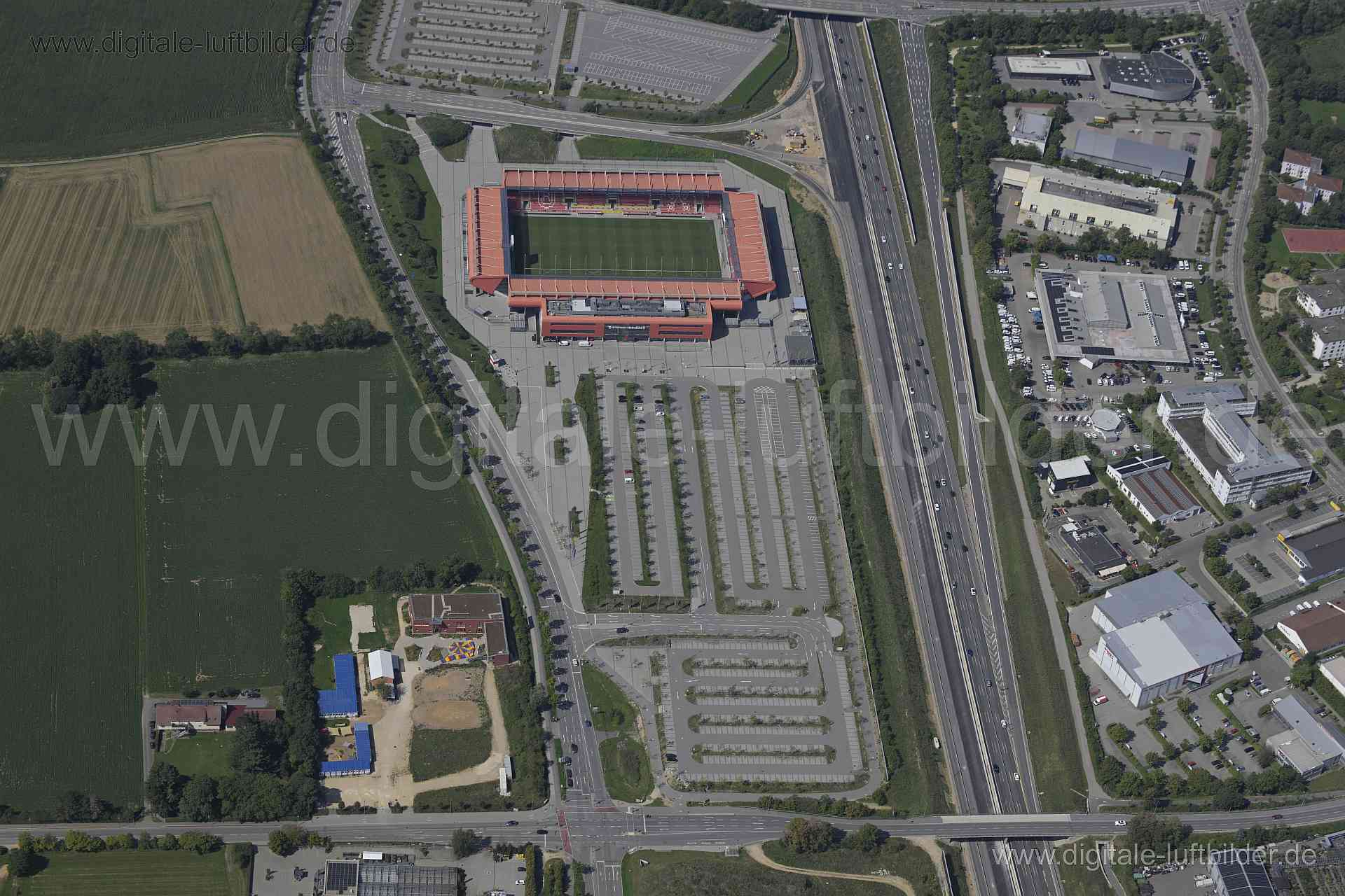 Titel: Jahnstadion Regenburg, Bildnummer: n521280, Ort / Stadt: Regensburg, (Land)Kreis: Landkreis Regensburg, Regierungsbezirk: Oberpfalz, Bundesland: Bayern, Aufnahmedatum: 20.08.2023, Schlagwörter: Deutschland, , Jahnstadion Regenburg, Stadion Fussballstadion Parkplätze, Autobahn A3, BAB3, Fussball, Monat: August, Jahreszeit: Sommer, Tageszeit: Vormittag / Mittag, Jahr: 2023, Flug ID: 20230820, Bildstatus: unbearbeitetes Rohbild, Bildabmessung: 8256 x 5504 Pixel, Fotograf & Copyright: Oliver 