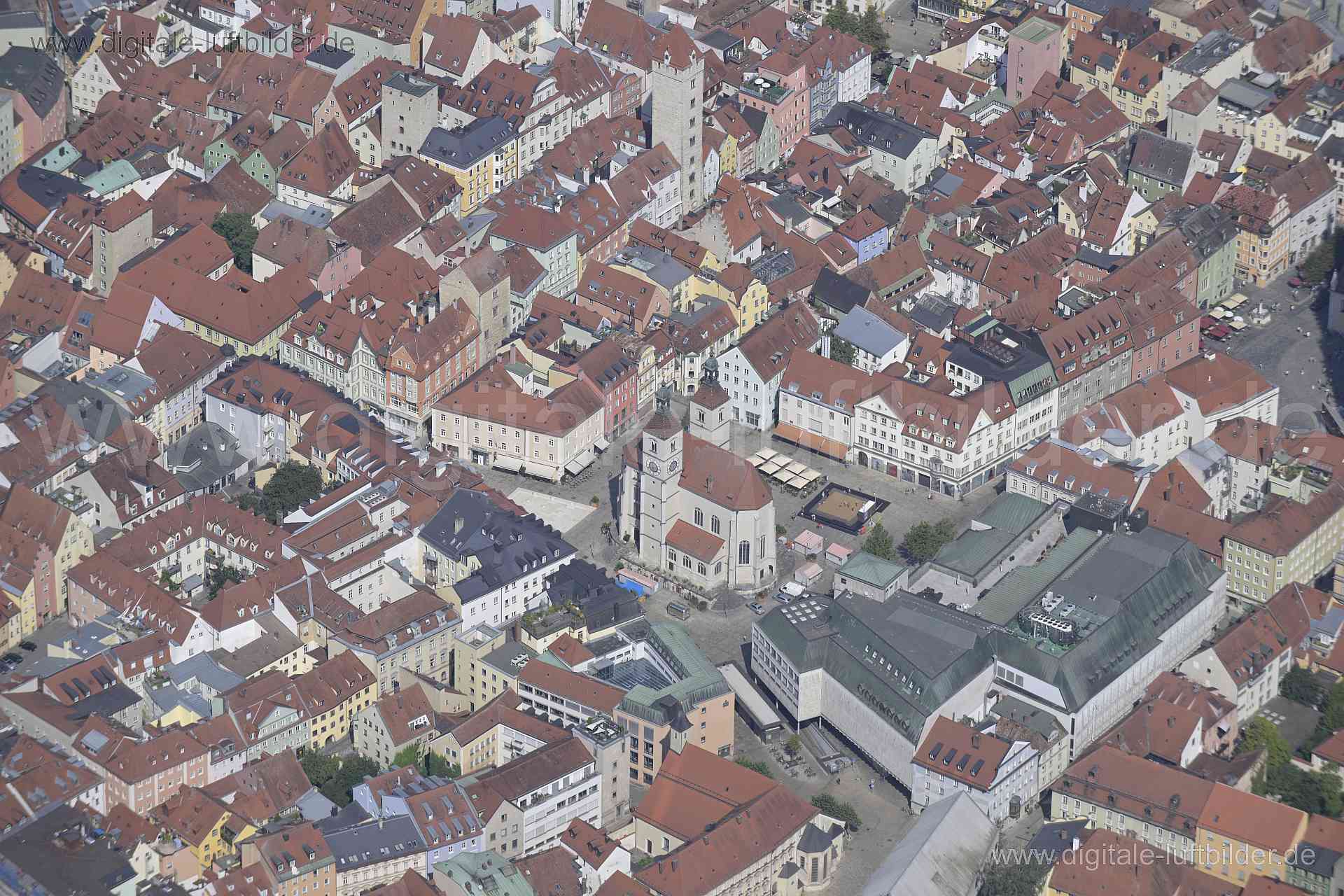 Titel: Neupfarrplatz, Bildnummer: n521120, Ort / Stadt: Regensburg, (Land)Kreis: Landkreis Regensburg, Regierungsbezirk: Oberpfalz, Bundesland: Bayern, Aufnahmedatum: 20.08.2023, Schlagwörter: Deutschland, , Neupfarrplatz, Neupfarrkirche, Kirche, Altstadt, Monat: August, Jahreszeit: Sommer, Tageszeit: Vormittag / Mittag, Jahr: 2023, Flug ID: 20230820, Bildstatus: unbearbeitetes Rohbild, Bildabmessung: 8256 x 5504 Pixel, Fotograf & Copyright: Oliver Acker