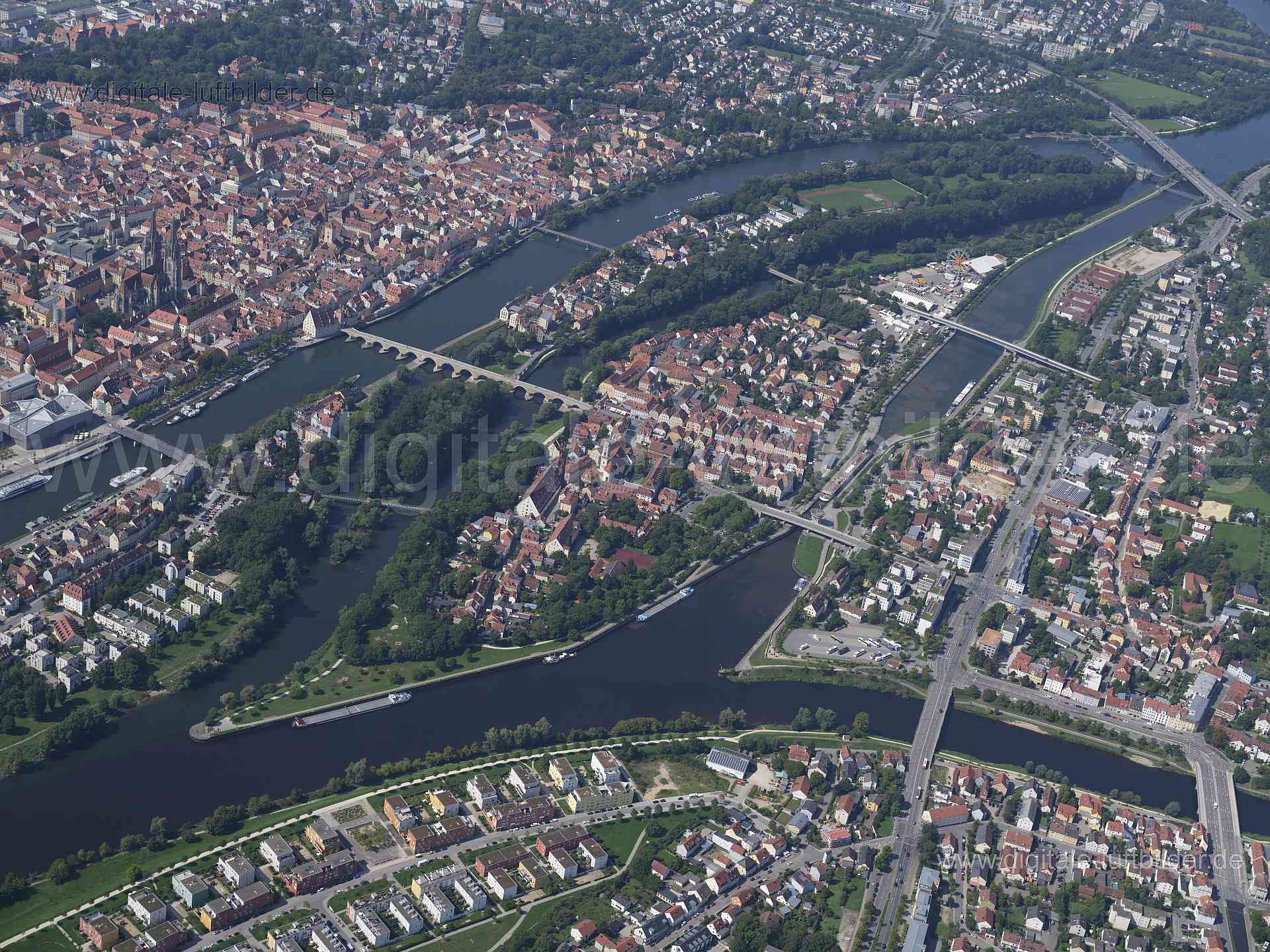 Titel: Regensburg, Bildnummer: f520740, Ort / Stadt: Regensburg, (Land)Kreis: Landkreis Regensburg, Regierungsbezirk: Oberpfalz, Bundesland: Bayern, Aufnahmedatum: 20.08.2023, Schlagwörter: Deutschland, , Steinerne Brücke, Brücke, Donau, Donau, Donau-Nordarm, Altstadt, Stadtamhof, Pfaffenstein, Monat: August, Jahreszeit: Sommer, Tageszeit: Vormittag / Mittag, Jahr: 2023, Flug ID: 20230820, Bildstatus: unbearbeitetes Rohbild, Bildabmessung: 11648 x 8736 Pixel, Fotograf & Copyright: Oliver Acker
