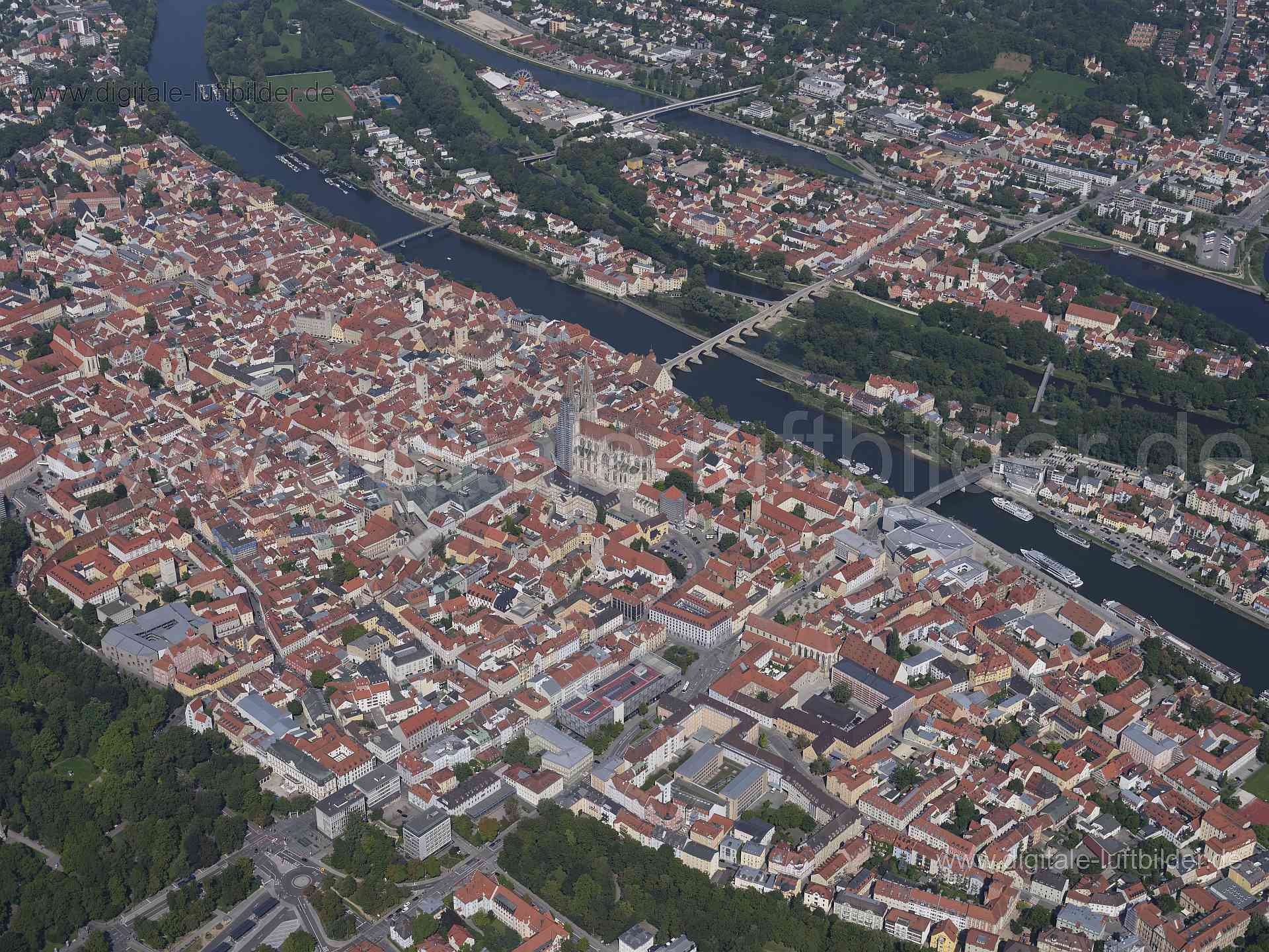 Titel: Regensburg, Bildnummer: f520800, Ort / Stadt: Regensburg, (Land)Kreis: Landkreis Regensburg, Regierungsbezirk: Oberpfalz, Bundesland: Bayern, Aufnahmedatum: 20.08.2023, Schlagwörter: Deutschland, , Altstadt, Innenstadt, Donau, Altstadtkern, Dörnbergpark, Schlosspark St. Emmeram, Ostenallee, Steinerne Brücke, Monat: August, Jahreszeit: Sommer, Tageszeit: Vormittag / Mittag, Jahr: 2023, Flug ID: 20230820, Bildstatus: unbearbeitetes Rohbild, Bildabmessung: 11648 x 8736 Pixel, Fotograf & Copy