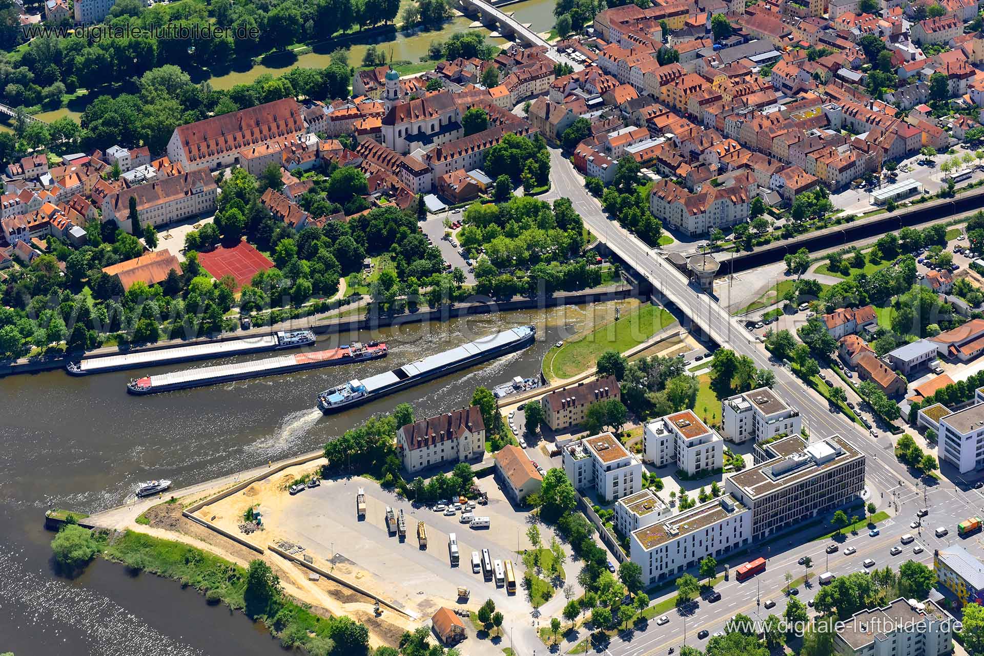 Titel: Regensburg, Bildnummer: n301400, Ort / Stadt: Regensburg, (Land)Kreis: kreisfreie Stadt Regensburg, Regierungsbezirk: Oberpfalz, Bundesland: Bayern, Aufnahmedatum: 03.06.2019, Schlagwörter: Luftbild, Luftbilder, Luftbildfotografie, Luftaufnahme, Luftbildaufnahme, Luftfoto, Vogelperspektive, Vogelansicht, Deutschland, Schräg- und Senkrecht-Luftaufnahmen, Orthofotografie, 93059, Andreasstraße, Wöhrdstraße, Paarstraße, Naabstraße, Schiff, Schifffahrt, Güterverkehr, Gewässer, Regensburg, Mona